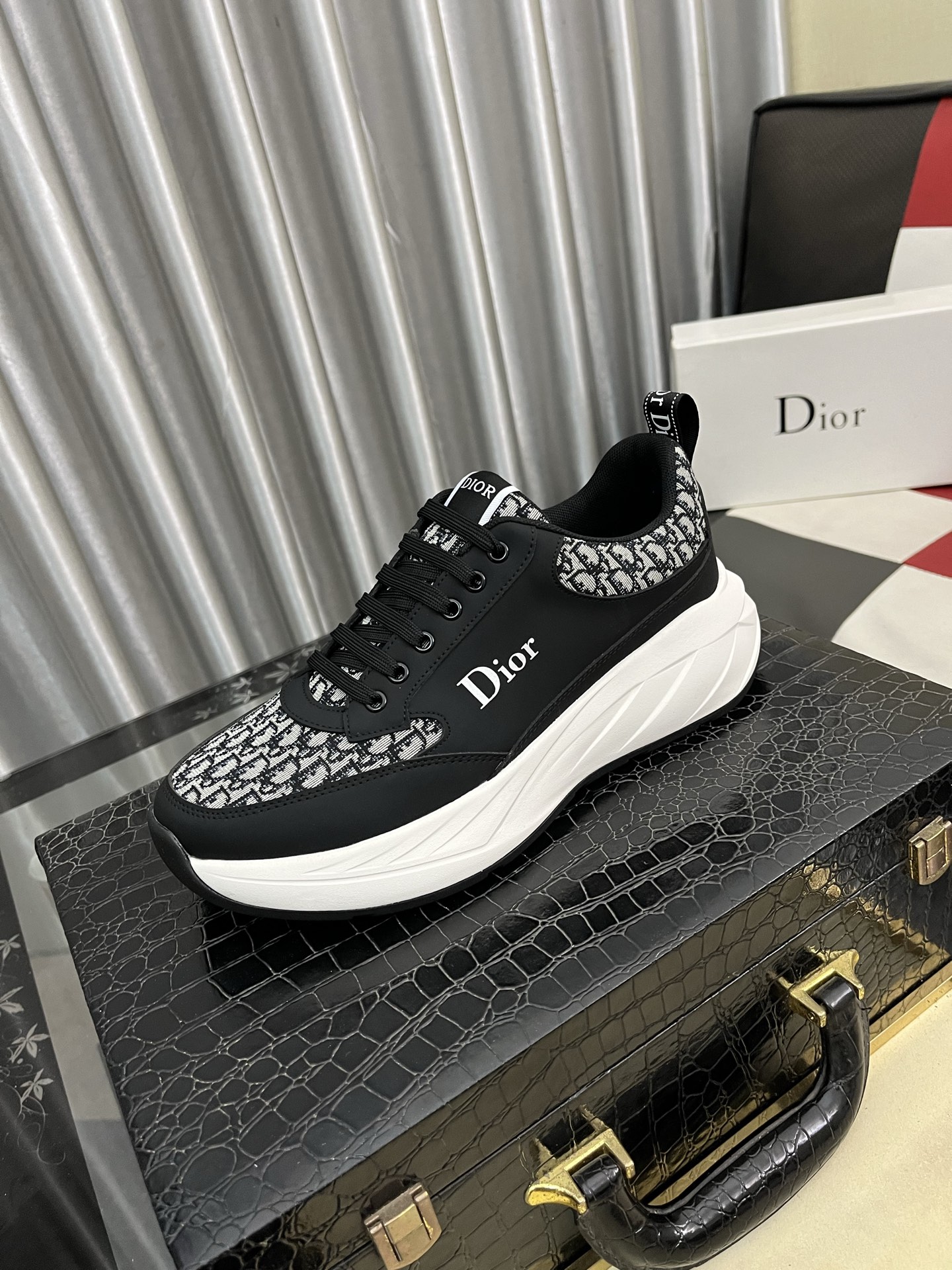 NO:704684,[Dior] Dior's new men's genuine leather casual shoes, the highest version on the market, any comparison is welcome!  The original leather has excellent texture and is super high-end!  Fetal sheep net lining imported from Italy, removable pad!  Luxurious materials and fine workmanship, highly recommended!  Size 38-443 colors available, dior, dior19860909【Dior】迪奥新款男士真皮休闲鞋,市面最高版本 、欢迎任意对比！原版皮料质感极佳,超上档次！意大利进口胎羊网内里,可拆式垫！奢华用料、精细做工,极力推荐入手！码数38-443色可选,,dior,dior,Men's shoes