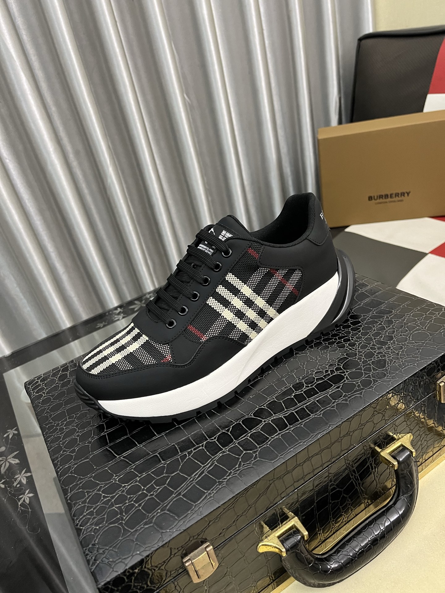 NO:704660,'Burberry*' The latest popular casual shoes, top brand [seduce] luxury~purchase, top~quality. [Strong] The upper is made of imported breathable cowhide with cloth material and breathable sheepskin feet () and fine workmanship. The original style is fashionable and soft rubber wear-resistant outsole, light and comfortable on the foot, code number: 38-443 colors available, burberry, cowhide, sheepskin19860909《 巴宝莉* 》 最新爆款休闲鞋,顶端品牌[勾引]奢侈～代购,顶级～质量.[强]鞋面選用进口透气牛皮搭配布面材质透气羊皮垫脚（）精细做工.原版个性时尚柔软橡膠耐磨大底,上脚轻巧舒适,码数: 38-443色可选,,burberry,cowhide,sheepskin,Men's shoes