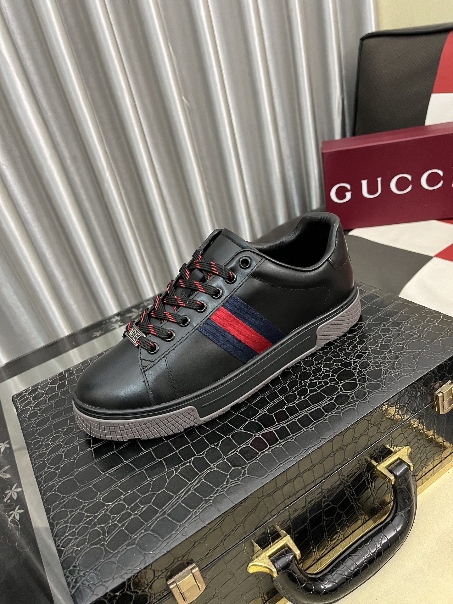 NO:744381,[Gucci] The latest casual men's shoes, welcome to 1:1 comparison, a popular Hong Kong counter casual shoe, counter quality, support inspection, high-quality workmanship, uppers made of Italian imported calf leather, breathable sheepskin lining, original fashionable sports outsole, casual fashion, high-end quality, size 38-44, 2 colors available,,cowhide,sheepskin19860909【古奇】最新休闲男鞋,欢迎1:1对比,爆单款香港专柜休闲鞋,专柜品质,支持验货,优质做工,鞋面采用意大利进口胎牛皮 透气羊皮内里,原版时尚运动大底 ,休闲时尚,高端品质,码数38-44 2色可选,,cowhide,sheepskin,Men's shoes