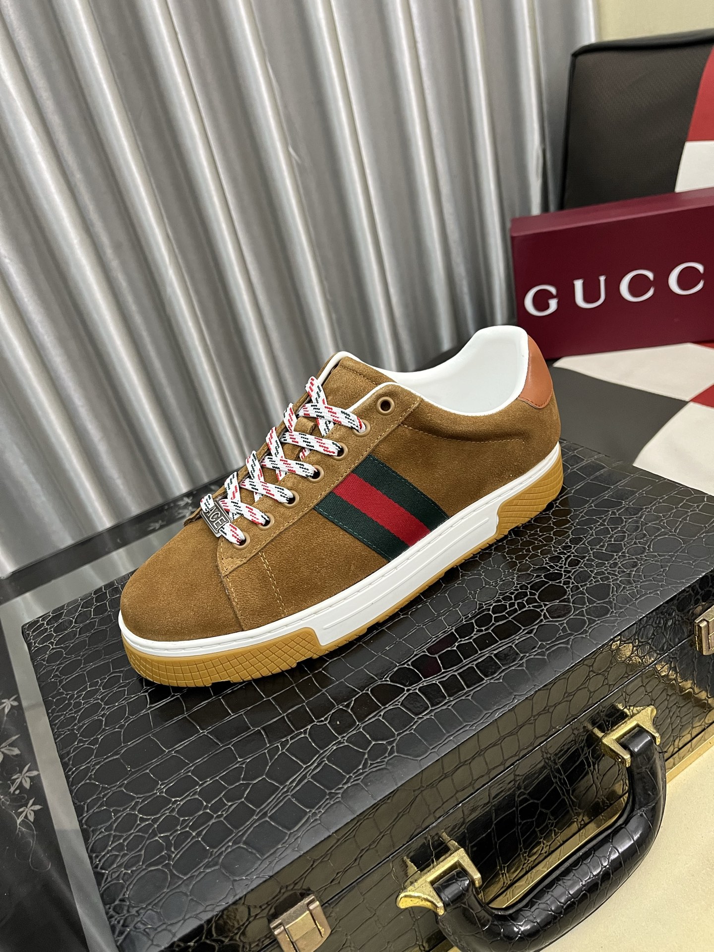 NO:704749,[Gucci] The latest casual men's shoes, welcome to 1:1 comparison, a popular Hong Kong counter casual shoe, counter quality, support inspection, high-quality workmanship, uppers made of Italian imported calf leather, breathable sheepskin lining, original fashionable sports outsole, casual fashion, high-end quality, size 38-44, 2 colors available,,cowhide,sheepskin19860909【古奇】最新休闲男鞋,欢迎1:1对比,爆单款香港专柜休闲鞋,专柜品质,支持验货,优质做工,鞋面采用意大利进口胎牛皮 透气羊皮内里,原版时尚运动大底 ,休闲时尚,高端品质,码数38-44 2色可选,,cowhide,sheepskin,Men's shoes
