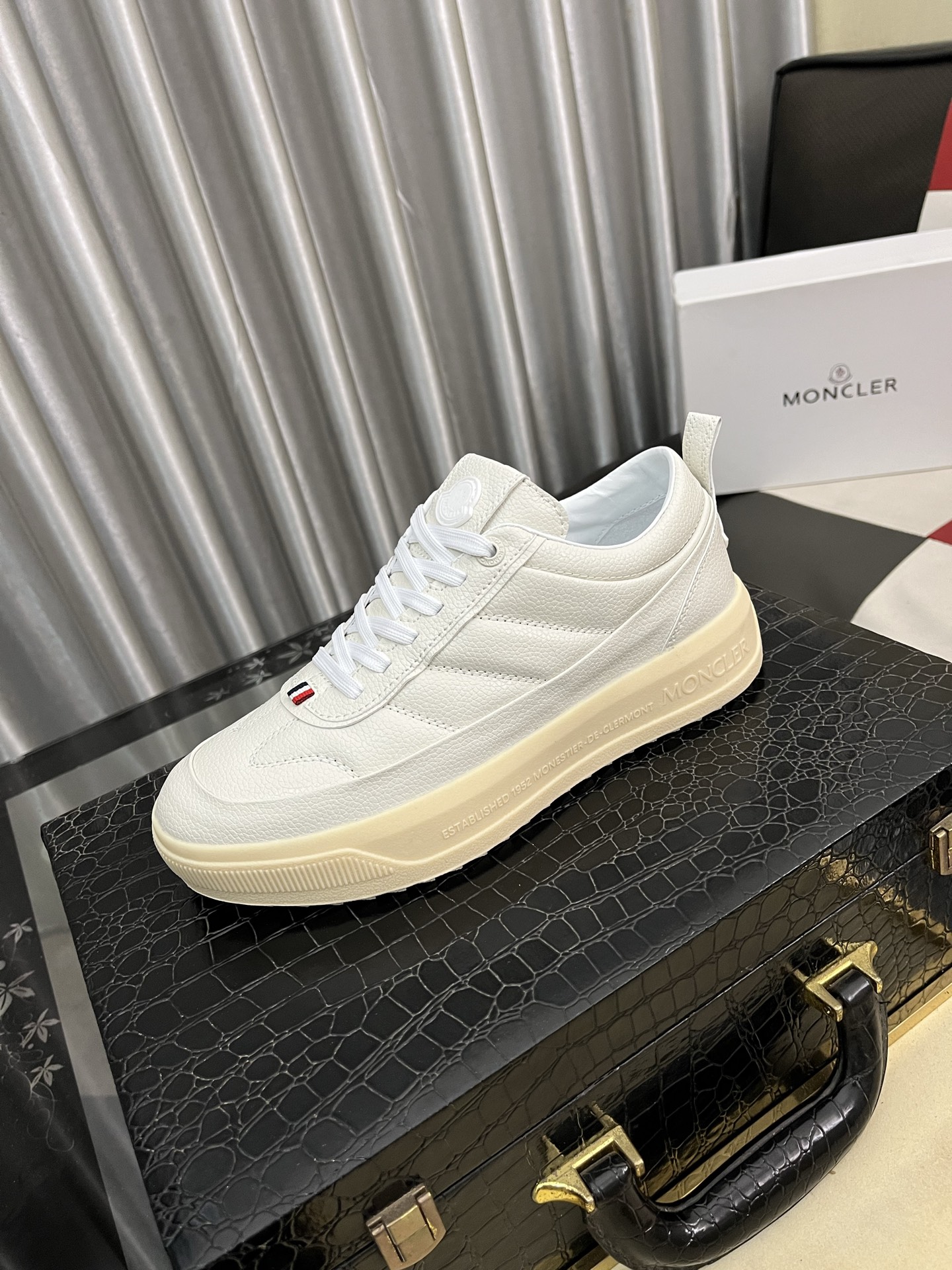 NO:704756,'Moncle *' Men's casual sneakers with imported fly weave and glue, good flexibility, strong wrinkle resistance, durable, small pieces of black, white and red embellishments. The tongue comes with a rubber logo badge. Simple and casual, calfskin lining, first-layer calfskin feet, dry, sweat-absorbent and breathable, original outsole!  Size 38-44,,Moncler,cowhide19860909《Moncle *》蒙口男士休闲板鞋,进口飞织搭配滴胶,柔韧性能好,抗皱性强 经久耐穿,小块黑白红三色点缀 鞋舌附带橡胶logo徽章 简单随意,内里小牛皮 头层小牛皮垫脚,干爽吸汗透气 ,原版大底！码数38-44,,Moncler,cowhide,Men's shoes