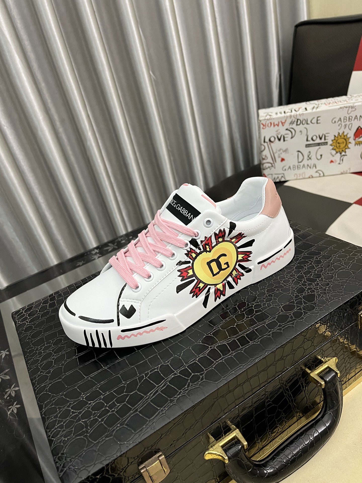 NO:704758,DG-Dolce & Gabbana)'s latest popular casual shoes, the tongue has the brand's iconic details, and the combination of silk cowhide and cow suede enhances the style. Fashionable and versatile, it can add luster to various looks. It creates a unique dynamic and modern exquisite design, showing a modern and elegant style. Size35-46,,Dolce&Gabbana,cowhide19860909DG-杜嘉班纳）最新爆款休闲鞋,鞋舌带有品牌标志性细节,丝绸牛皮与牛反绒相结合提升格调.时尚百搭,可为各式造型增光添彩.塑造独具动感活力与摩登气息的精致设计,尽显现代优雅格调. Size35-46,,Dolce&Gabbana,cowhide,Men's shoes