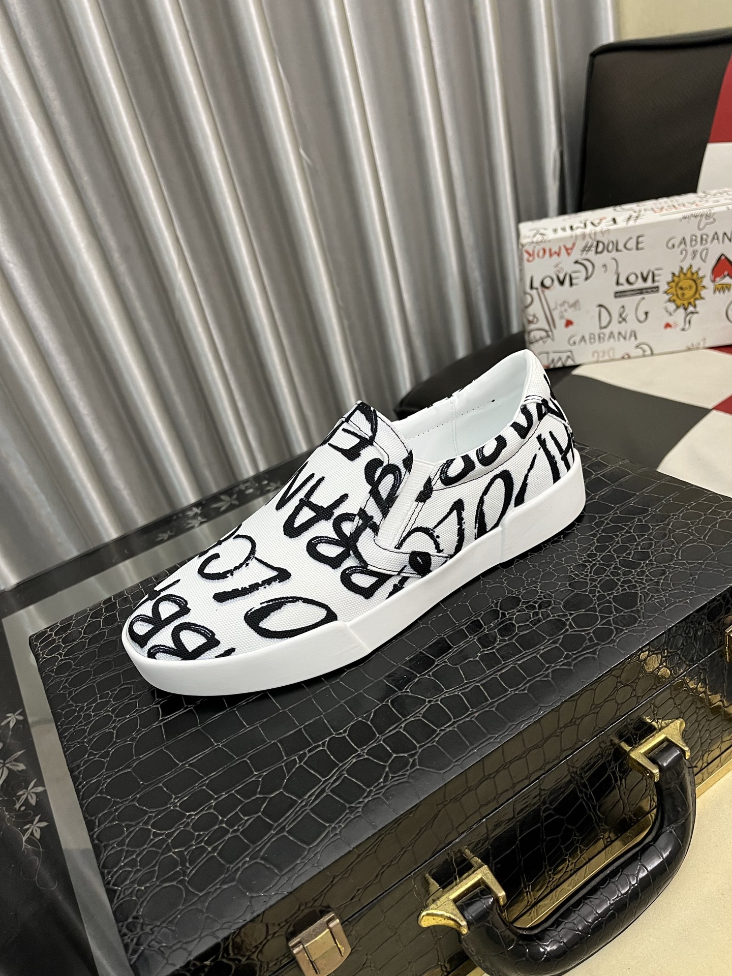 NO:704765,DG-Dolce & Gabbana)'s latest popular casual shoes, the tongue has the brand's iconic details, and the combination of silk cowhide and cow suede enhances the style. Fashionable and versatile, it can add luster to various looks. It creates a unique dynamic and modern exquisite design, showing a modern and elegant style. Size38-46,,Dolce&Gabbana,cowhide19860909DG-杜嘉班纳）最新爆款休闲鞋,鞋舌带有品牌标志性细节,丝绸牛皮与牛反绒相结合提升格调.时尚百搭,可为各式造型增光添彩.塑造独具动感活力与摩登气息的精致设计,尽显现代优雅格调. Size38-46,,Dolce&Gabbana,cowhide,Men's shoes