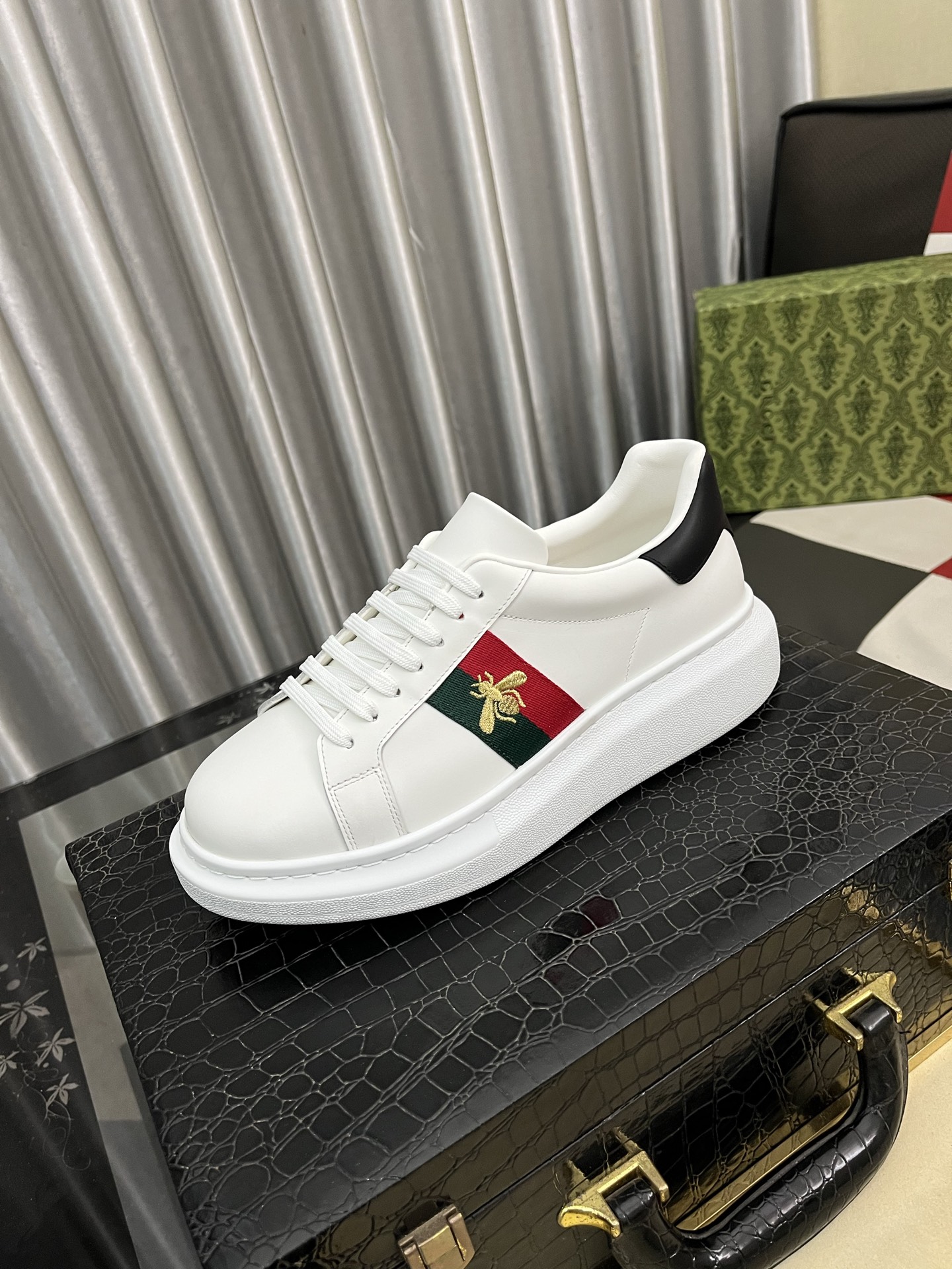 NO:704744,[Gucci] The latest casual men's shoes, welcome to 1:1 comparison, a popular Hong Kong counter casual shoe, counter quality, support inspection, high-quality workmanship, uppers made of Italian imported calf leather, breathable sheepskin lining, original fashionable sports outsole, casual fashion, high-end quality, size 38-44, 2 colors available,,cowhide,sheepskin19860909【古奇】最新休闲男鞋,欢迎1:1对比,爆单款香港专柜休闲鞋,专柜品质,支持验货,优质做工,鞋面采用意大利进口胎牛皮 透气羊皮内里,原版时尚运动大底 ,休闲时尚,高端品质,码数38-44 2色可选,,cowhide,sheepskin,Men's shoes