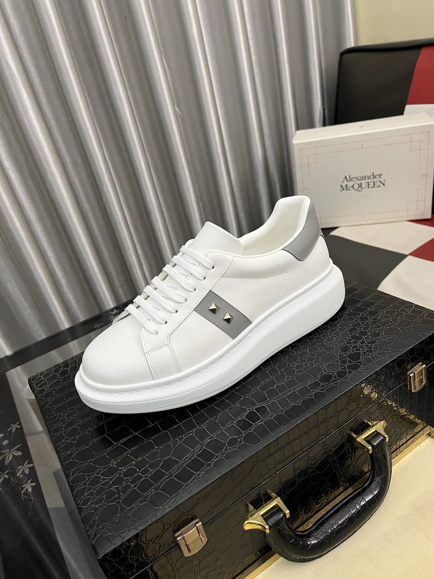 NO:704746,Alexander McQueen·Alexander McQueen leather lace-up round-toe low-cut lifestyle shoes!  The latest 2025 Milan Fashion Week T-stage catwalk style, unique and personalized design, super classy on the toes, and the round toe design allows the toes to be completely released. At a very low cost, I purchased many pairs of originals, dismantled and reproduced them. Super popular style, counter quality!  Sizes 38-442 colors available,,alexander mcqueen19860909Alexander McQueen·亚历山大麦昆 皮革 系带圆头 低帮 生活休闲鞋 ！2025最新米兰时装周T台走秀款,独特个性的设计,上脚超有范,圆头的设计让脚趾得到完全的释放.超下血本, 购入多双原版,拆解复刻.超级爆款,专柜品质！ 码数38-442色可选,,alexander mcqueen,Men's shoes