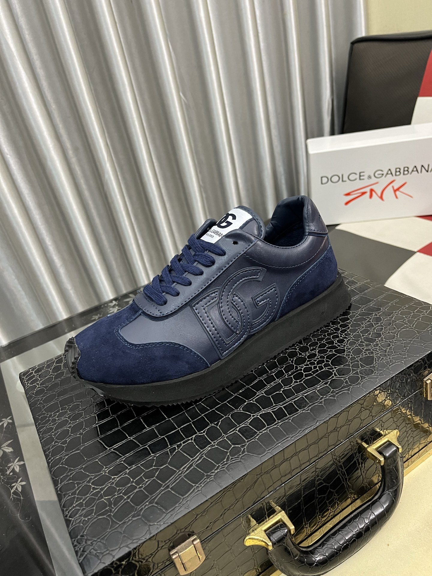 NO:704835,DG-Dolce & Gabbana)'s latest popular casual shoes, the tongue has the brand's iconic details, and the combination of silk cowhide and cow suede enhances the style. Fashionable and versatile, it can add luster to various looks. It creates a unique dynamic and modern exquisite design, showing a modern and elegant style. Size36-46,,Dolce&Gabbana,cowhide19860909DG-杜嘉班纳）最新爆款休闲鞋,鞋舌带有品牌标志性细节,丝绸牛皮与牛反绒相结合提升格调.时尚百搭,可为各式造型增光添彩.塑造独具动感活力与摩登气息的精致设计,尽显现代优雅格调. Size36-46,,Dolce&Gabbana,cowhide,Men's shoes