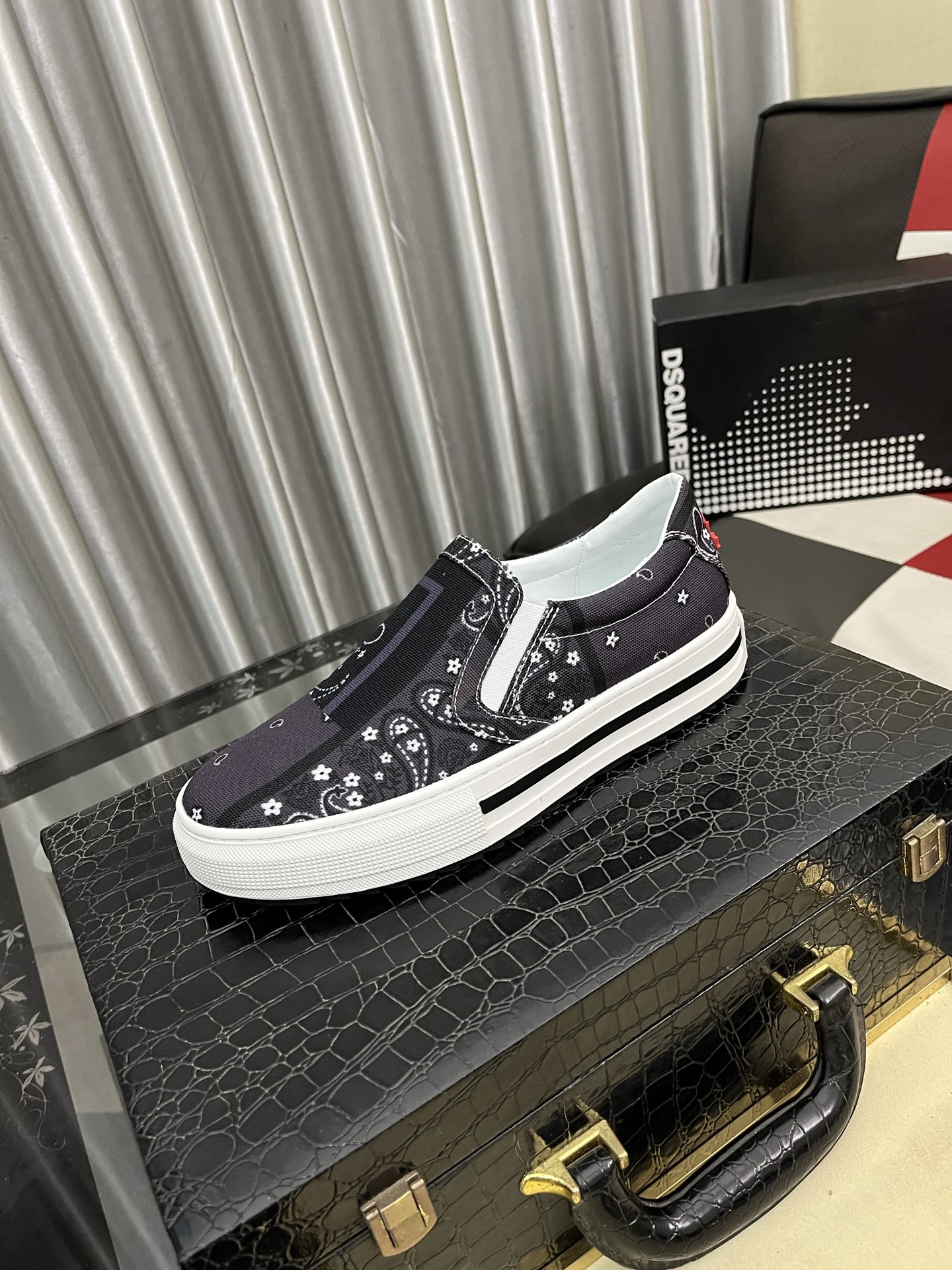 NO:704842,[D2～] Men's casual shoes are on sale simultaneously in 2025z cabinets. Size: 38-46 # 4 colors. The upper is made of multi-material spliced ​​genuine leather lining, which is comfortable and breathable. The original sole is comfortable and wear-resistant. The real thing is better when photographed in person.19860909【D2～】男士休闲鞋 2025z柜同步发售 码数:38-46 # 4个颜色鞋面选用多材质拼接真皮内里,舒适透气,鞋底原版舒适耐磨大底,实物拍摄实物更赞,,Men's shoes