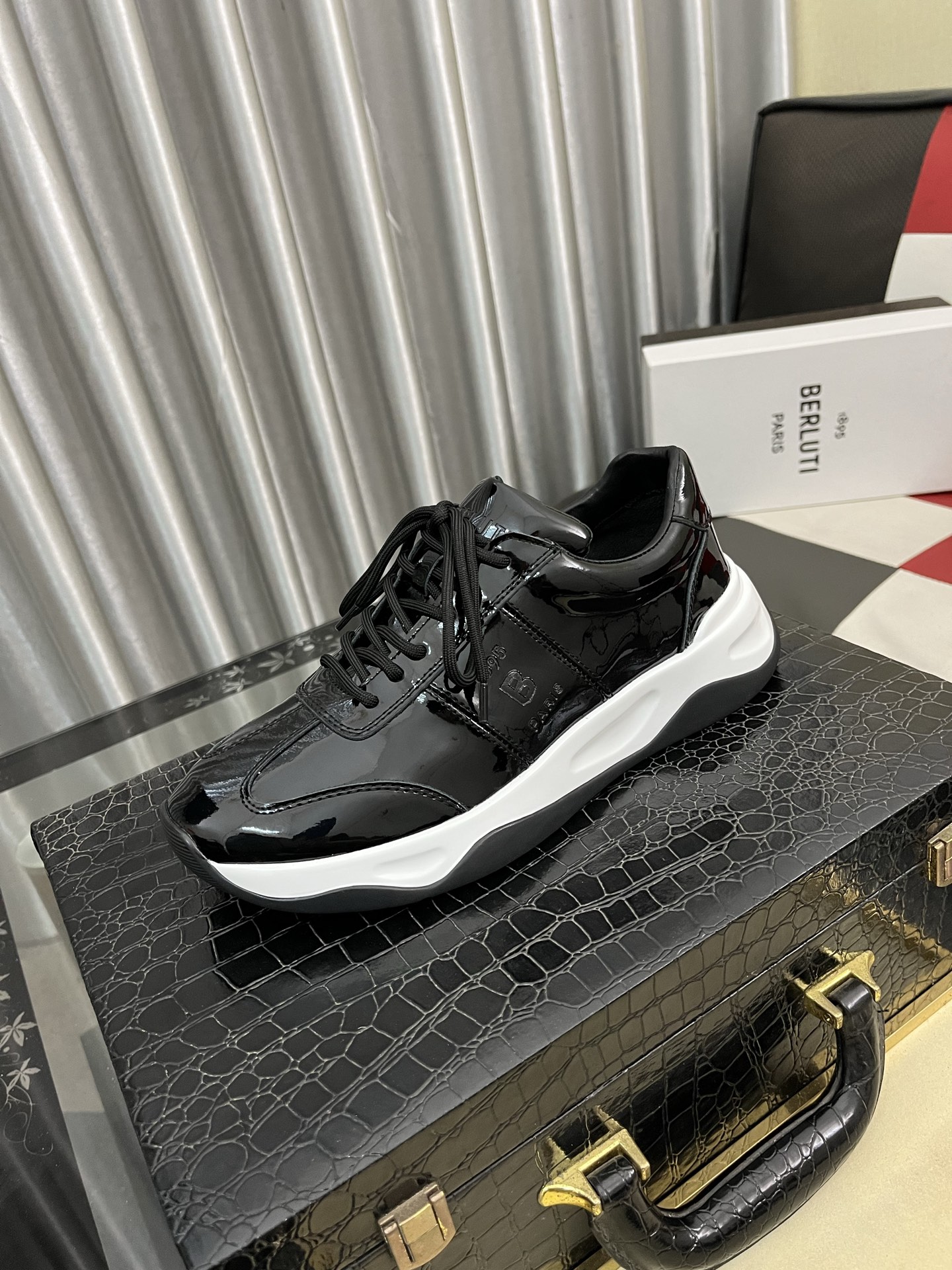 NO:704852,Berlut* men's high-end slip-on casual shoes, the latest officially released model for the catwalk. Imported cow suede material, imported calfskin lining, pure rubber light sole, lightweight and comfortable. Berlut* badge and logo printing capture visual highlights, three-dimensional relief Scritto pattern. High frequency air pressure badge pattern, showing an extraordinary attitude!  Size38-46,,cowhide19860909Berlut* 布鲁提 男士一脚蹬高端休闲鞋,官方最新发布走秀新款 进口牛反绒材质 内里进口小牛皮 纯橡胶轻底 轻便舒适 .Berlut* 徽章和logo印花俘获视觉亮点,立体感浮雕 Scritto 图纹.高周波空压徽章图纹,彰显不凡态度！ Size38-46,,cowhide,Men's shoes