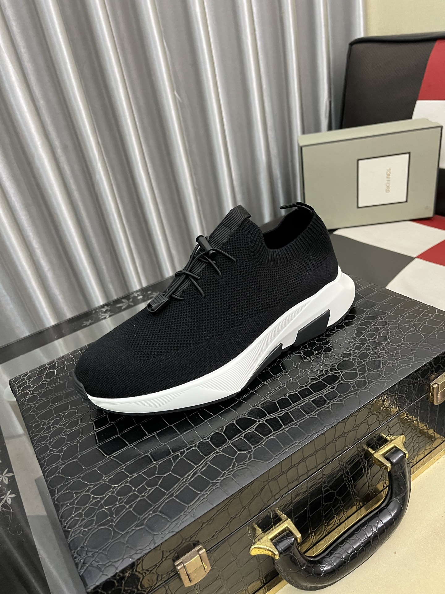 NO:704857,Tom Browne Tom Ford, AW new product, available at counters simultaneously, original goods, fashionable and casual, imported original cowhide, unique stitching and high-density fly-knit design, simple and easy to match, rubberized logo on the tongue, handsome and stylish, a must-have casual item, code number 38-444 colors available,, tom ford, cowhide19860909Tom Browne 汤姆·福特,AW新品,专柜同步有售,原单狠货,时尚休闲,进口原版牛皮独特拼接高密度飞织设计,简约易搭配,鞋舌滴胶Logo上脚帅气有型,休闲必备单品,码数38-444色可选,,tom ford,cowhide,Men's shoes