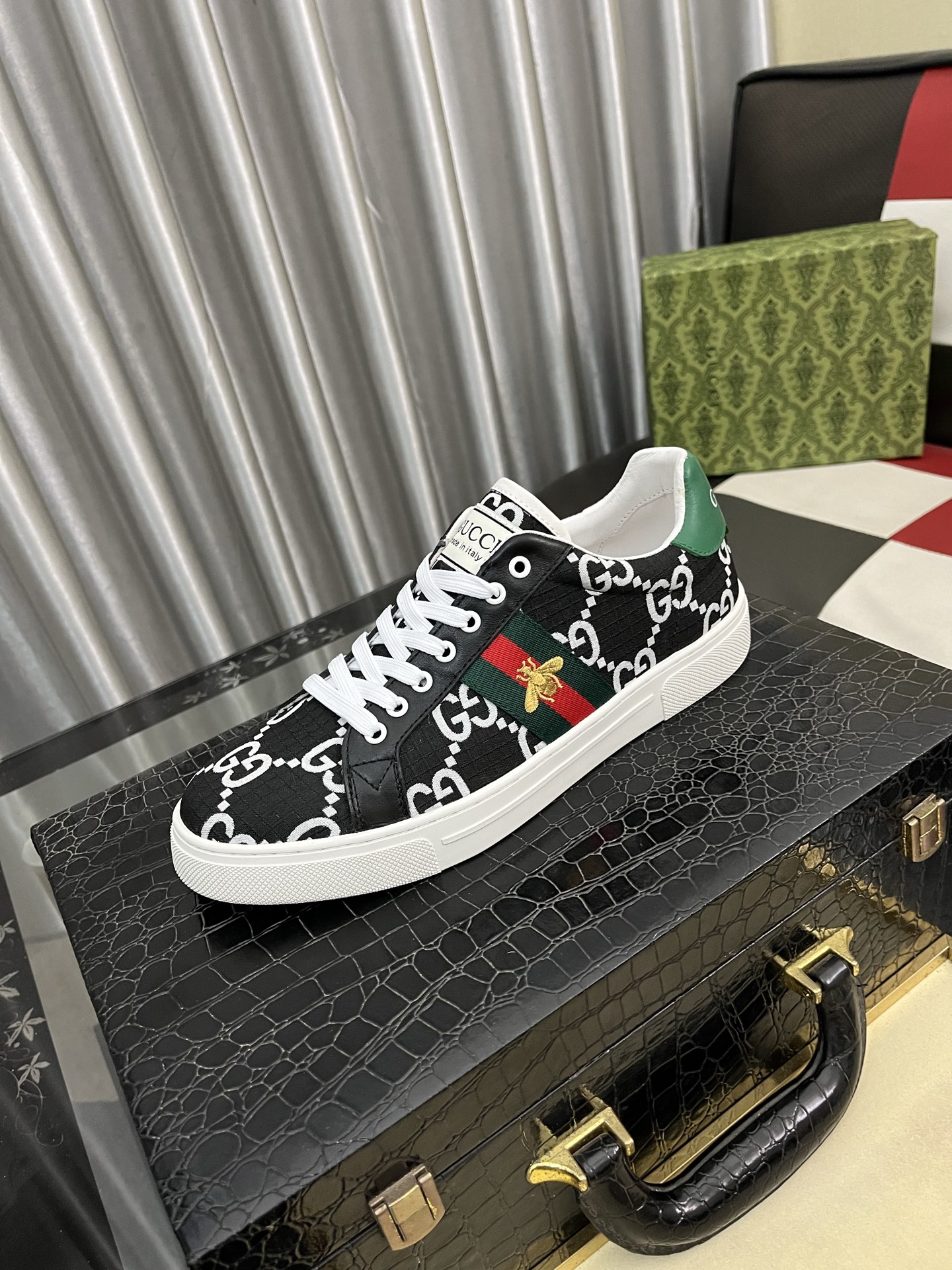 NO:711561,Gucci's new thick-soled casual shoes, uppers are made of Italian imported first-layer cowhide. Fully imported genuine leather lining, completely 1:1 replica, original soles are specially provided by the original factory, exclusive molded soles are super comfortable, original factory single goods, high quality, can be entered and exited at the counter at will, welcome to compare. Code number: 38-442 colors available,,cowhide19860909古奇新款厚底休闲鞋,鞋面意大利进口头层牛皮料.全进口真皮内里,完全1比1复刻,鞋底原厂特供原版底,独家活动成型底超级舒适,原厂跟单货,高品质,可随意进出专柜,欢迎对比.码数:38-442色可选,,cowhide,Men's shoes