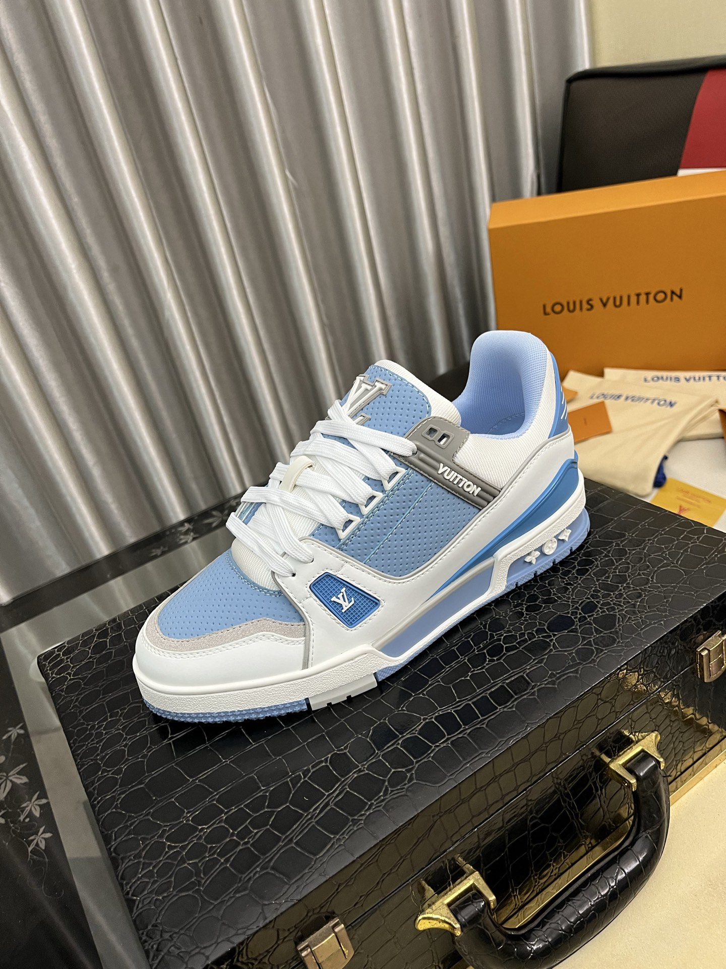 NO:711570,[LOUIS VUITTON] (original order) new LV Louis Vuitton * - top version of LV classic trendy shoes!  Made of imported original cowhide, water-dyed cowhide lining, and original wear-resistant rubber outsole!  High quality products!  Code number 36-45,,louis vuitton,louis vuitton,louis vuitton,cowhide19860909【LOUIS VUITTON）（原单）新款LV路易威登 *——顶级版本 LV经典潮鞋！选用进口原版牛皮 水染牛皮内里.原版耐磨橡胶大底！高品质精品！码数36-45,,louis vuitton,louis vuitton,louis vuitton,cowhide,Men's shoes