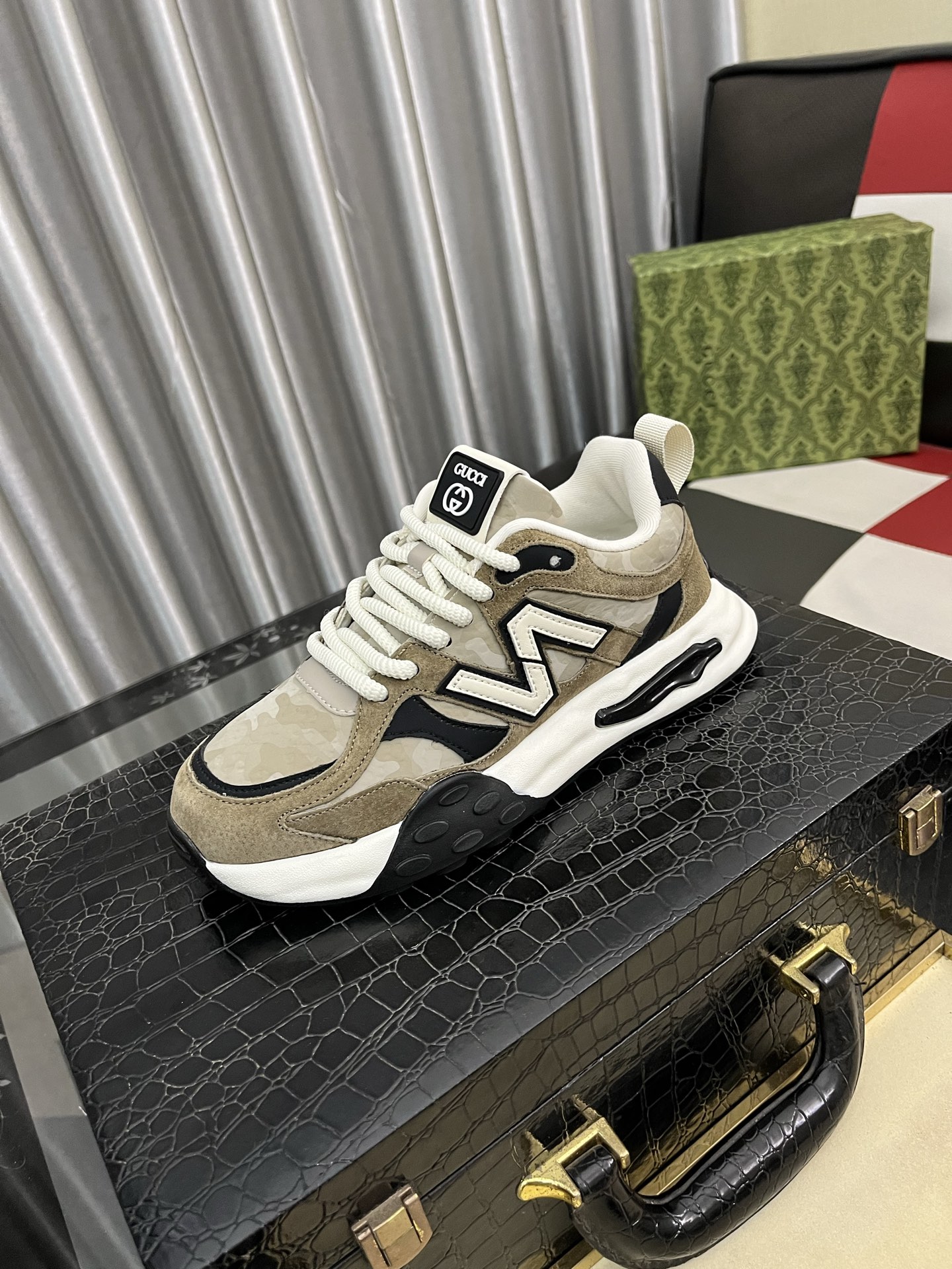 NO:711573,Gucci's new thick-soled casual shoes, uppers are made of Italian imported first-layer cowhide. Fully imported genuine leather lining, completely 1:1 replica, original soles are specially provided by the original factory, exclusive movable molded soles are super comfortable, original factory and single goods, you can enter and exit the counter at will, welcome to compare. Code number: 38-443 colors available,,cowhide19860909古奇新款厚底休闲鞋,鞋面意大利进口头层牛皮料.全进口真皮内里,完全1比1复刻,鞋底原厂特供原版底,独家活动成型底超级舒适,原厂跟单货,可随意进出专柜,欢迎对比.码数:38-443色可选,,cowhide,Men's shoes