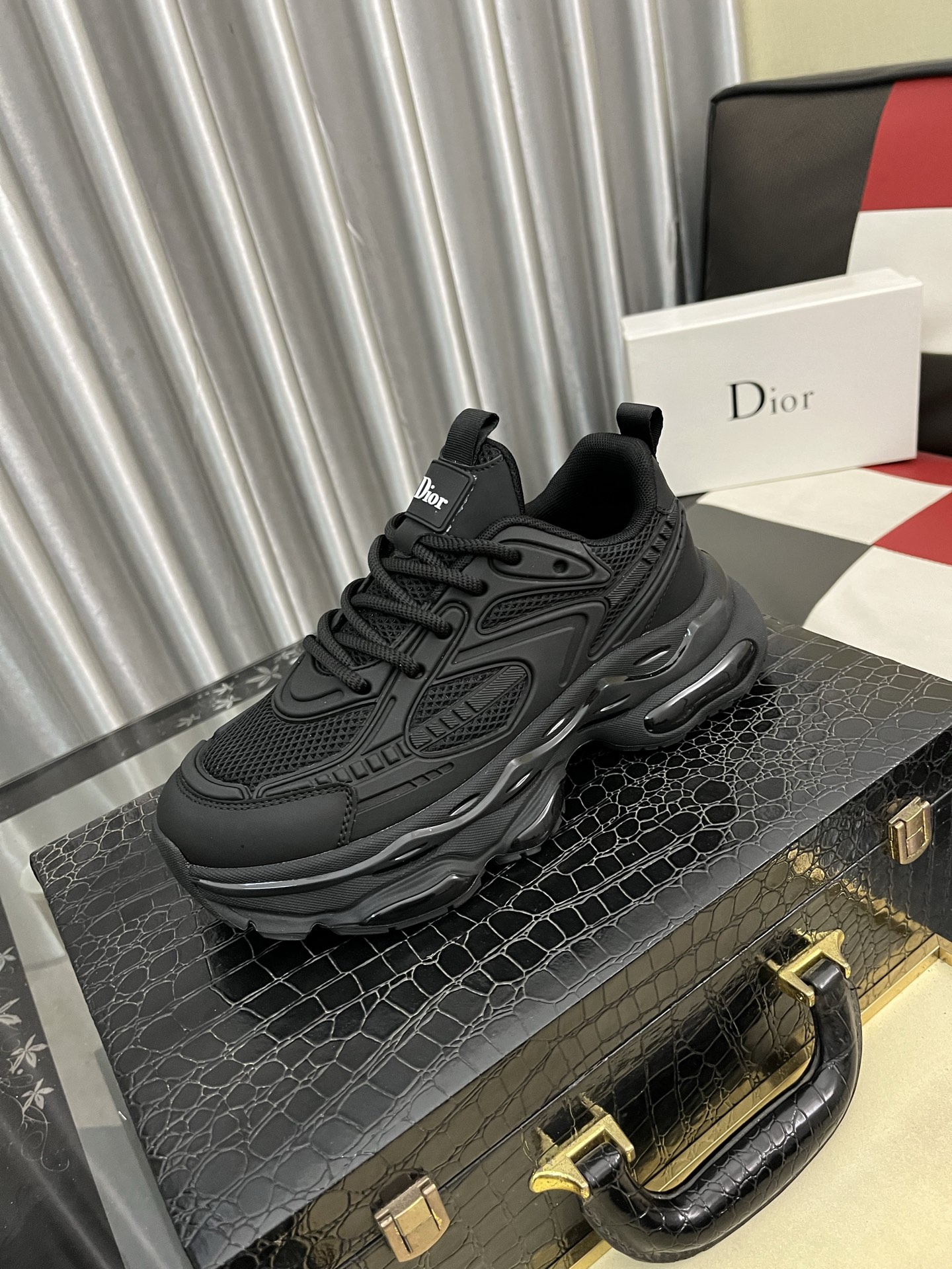 NO:711576,[Dior] Dior's new men's genuine leather casual shoes, the highest version on the market, any comparison is welcome!  The original leather has excellent texture and is super high-end!  Fetal sheep net lining imported from Italy, removable pad!  Luxurious materials and fine workmanship, highly recommended!  Size 38-442 colors available, dior, dior19860909【Dior】迪奥新款男士真皮休闲鞋,市面最高版本 、欢迎任意对比！原版皮料质感极佳,超上档次！意大利进口胎羊网内里,可拆式垫！奢华用料、精细做工,极力推荐入手！码数38-442色可选,,dior,dior,Men's shoes