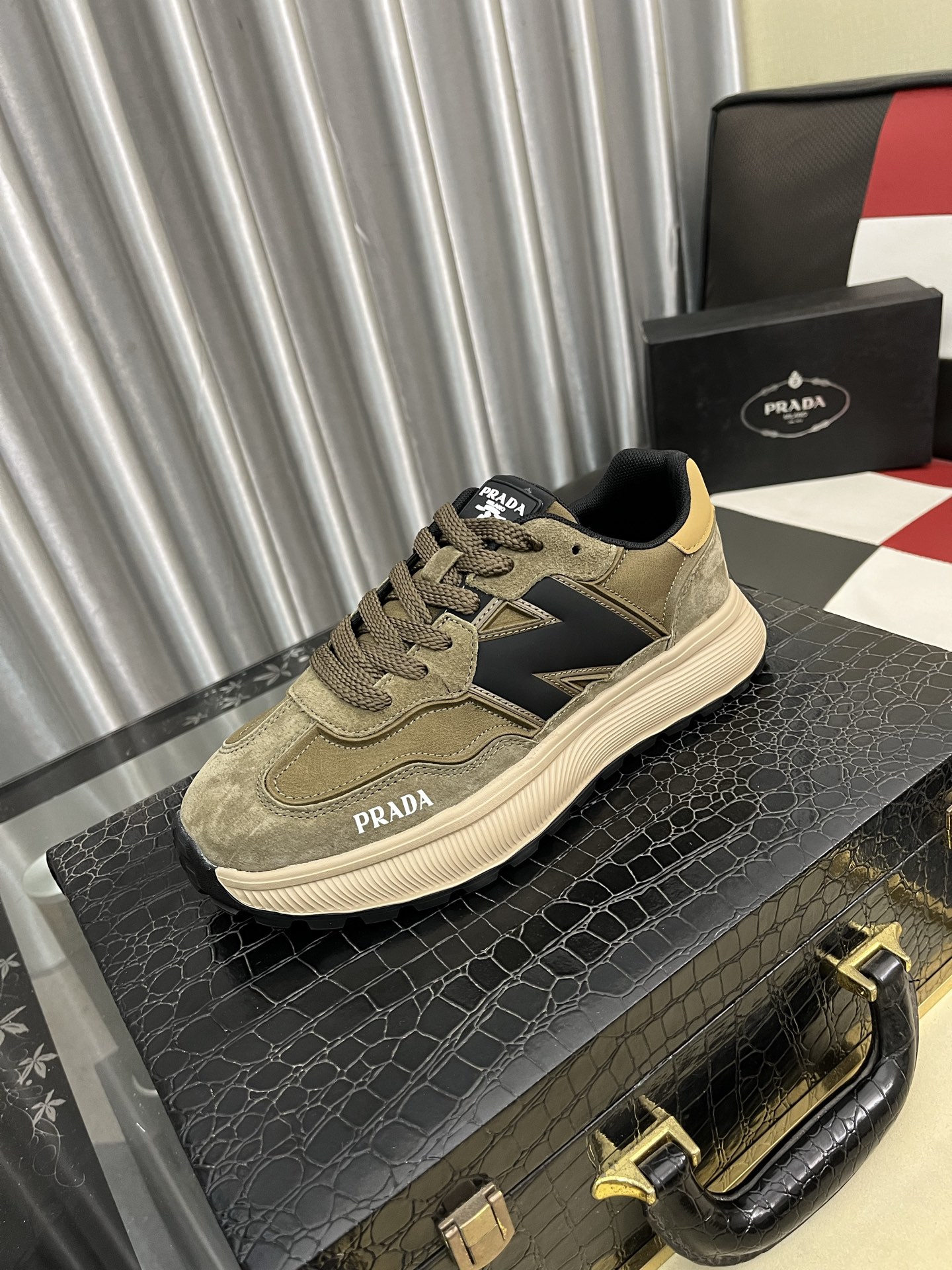 NO:711579,Prada/Prada men's new casual shoes, this upper is made of imported calfskin + sheep lining!  The outer side is decorated with P's classic metal triangle enamel logo, and the outsole is made of sports foam ultra-light outsole, which feels good on the feet and is a fashionable and fashionable item!  Size 38-442 colors available, prada, prada, cowhide19860909Prada/普拉达 男士新款休闲鞋,这款鞋面采用进口小牛皮+羊里！外侧饰以P家经典金属三角珐琅徽标,大底采用运动发泡超轻大底,上脚脚感很好,洋气时髦单品！ Size38-442色可选,,prada,prada,cowhide,Men's shoes