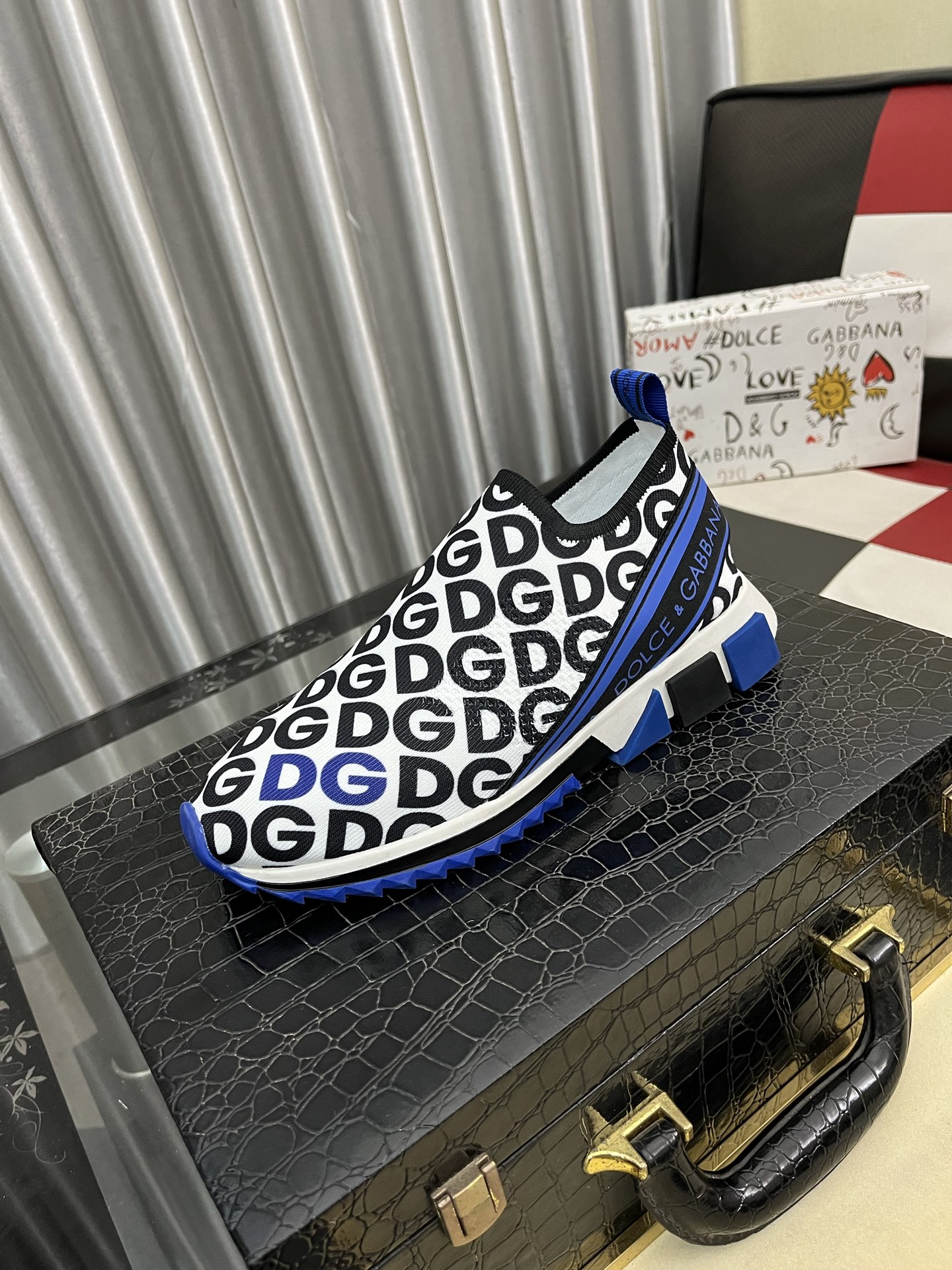 NO:711582,(DG) The latest sports and casual shoes are fashionable and versatile, and can add luster to various looks. The exquisite design is uniquely dynamic and modern, showing a modern and elegant style. Size38-46,19860909（DG）最新运动休闲鞋时尚百搭,可为各式造型增光添彩.塑造独具动感活力与摩登气息的精致设计,尽显现代优雅格调. Size38-46,,Men's shoes