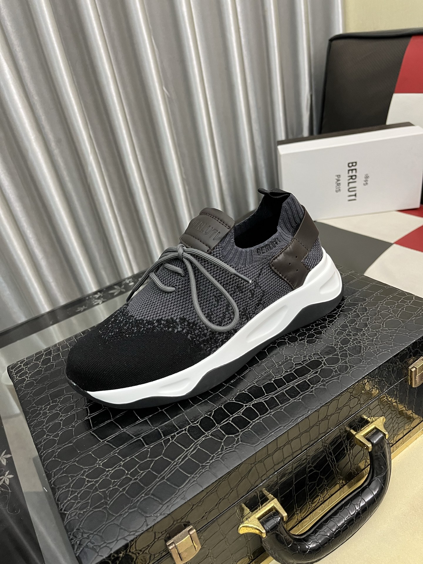 NO:711585,Berlui/Bruti Bruti hand-rubbed casual leather shoes, imported special cowhide surface with a rub effect, combined with genuine leather laser engraving patterns, showing luxurious craftsmanship. Special molded rubber outsole for cowhide lining. Special laser branding on the upper. Plain toe style design, simple yet elegant. 1895 logo badge details on the tongue. Size38-46,,cowhide19860909Berlui/布鲁缇布鲁提手工擦色休闲皮鞋,进口专用牛皮面擦色效果,配合真皮镭射雕刻图案 尽显奢华工艺 牛皮内里专用模具橡胶大底 鞋面雷射品牌专用 素面鞋头风格设计 简约不失气质 鞋舌1895logo徽章细节  Size38-46,,cowhide,Men's shoes