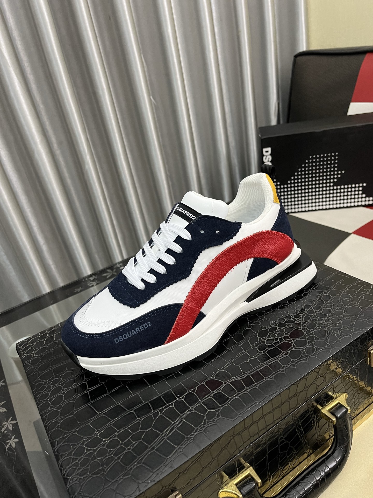 NO:711588,[D2～] Men's casual shoes are on sale simultaneously in 2025z cabinets. Size: 38-44 # 1 color. The upper is made of multi-material spliced ​​genuine leather lining, which is comfortable and breathable. The original sole is comfortable and wear-resistant. The real thing is better when photographed in person.19860909【D2～】男士休闲鞋 2025z柜同步发售 码数:38-44 # 1个颜色鞋面选用多材质拼接真皮内里,舒适透气,鞋底原版舒适耐磨大底,实物拍摄实物更赞,,Men's shoes