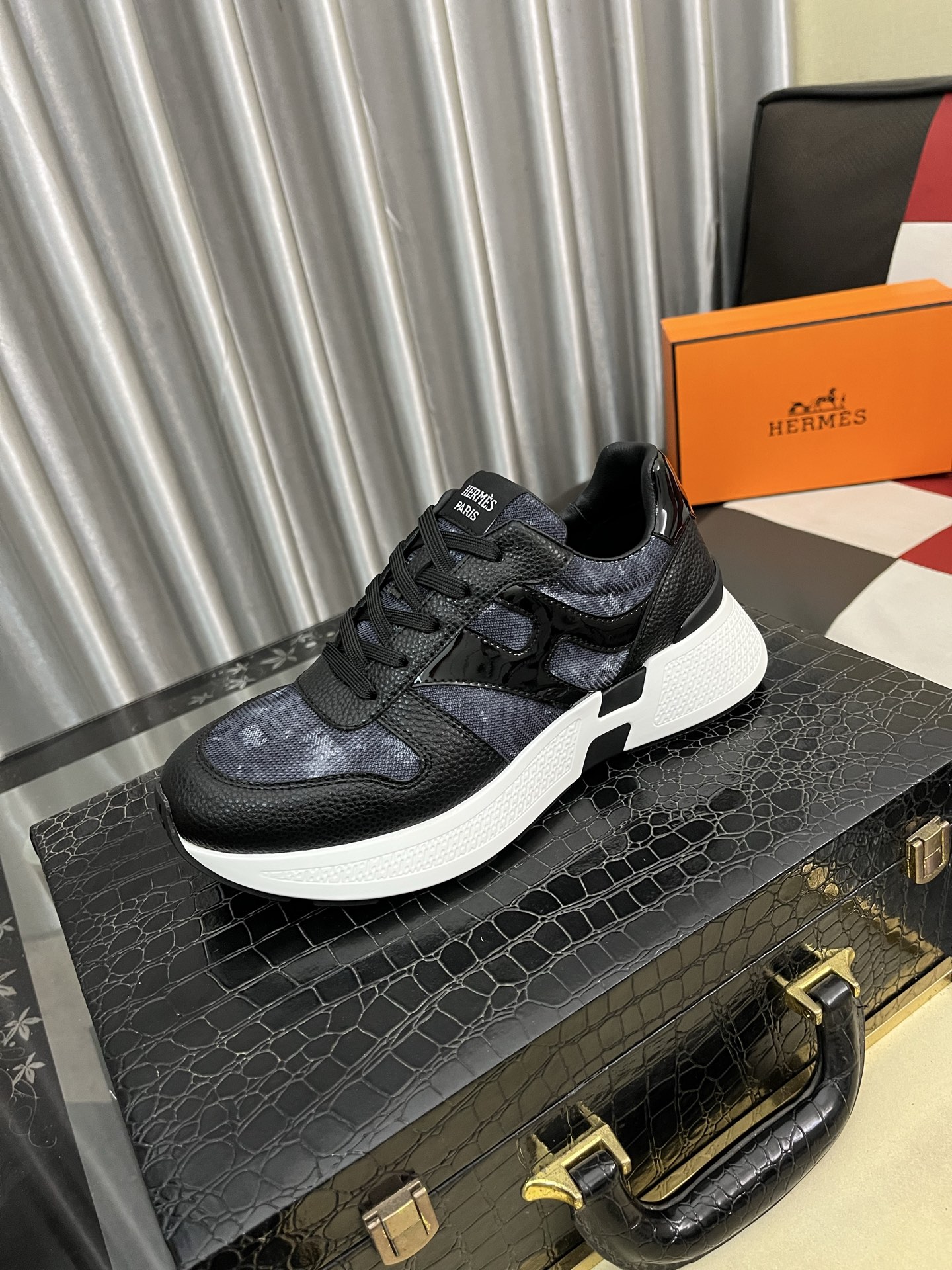 NO:711705,[Hermes] fe new arrival~ New Bouncing sneakers are the most comfortable shoes from Hermès. They are very light and beautiful on the feet. You will not feel tired even when you are shopping and running around. They are light and comfortable. You can choose between sports and leisure. You can choose whatever you want~ Fabric: Imported first-layer cowhide + high-elastic fly knitting. Lining: imported water-dyed cowhide. Outsole: using IP+TPU (multi-color letters) German technology illumination machine for seamless combination.  Size: Men's 38-44, hermes,hermes,sneakers,cowhide19860909【Hermes】 fe new arrival~新款 Bouncing 运动鞋爱马仕最舒服的鞋,没有之1,上脚特轻又巨好看,逛街暴走都不会累很轻便舒适 轻盈无比 运动休闲两不误 任你挑任你选,总有你想要的~ 面料:进口头层牛皮+高弹力飞织 内里:进口水染牛里 大底:采用IP+TPU(多色字母)德国技术照射机无缝组合 码数:男38-44,,hermes,hermes,sneakers,cowhide,Men's shoes