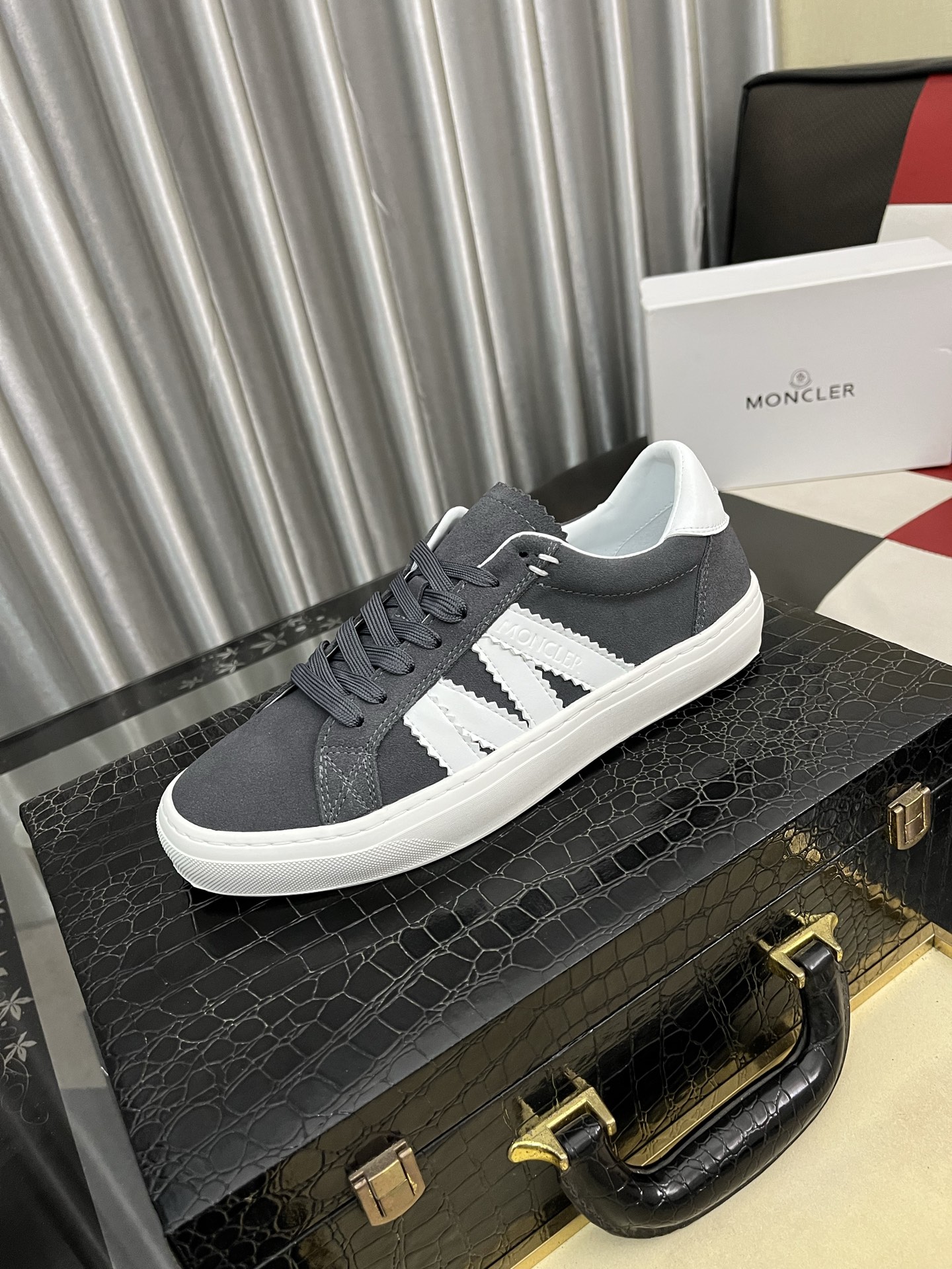 NO:711708,'Moncle*' men's thick-soled lace-up casual sports shoes with comfortable performance are made of one-piece imported fly-woven technical fabrics. They combine innovation, functionality and graphic details to interpret fashion. The outsole is made of TPU+rubber+high-elastic rubber foam combination, which is highly elastic and wear-resistant, improving comfort!  Size38-46,,Moncler,sneakers19860909《Moncle*》蒙口男士厚底系带休闲运动鞋,具有舒适性能,采用一体成型进口飞织科技面料制成,兼备创新、功能性与图形细节于一体,诠释潮流时尚.大底采用TPU+橡胶+高弹橡胶发泡组合成型,具有高弹性高耐磨性,提高舒适性！ Size38-46,,Moncler,sneakers,Men's shoes