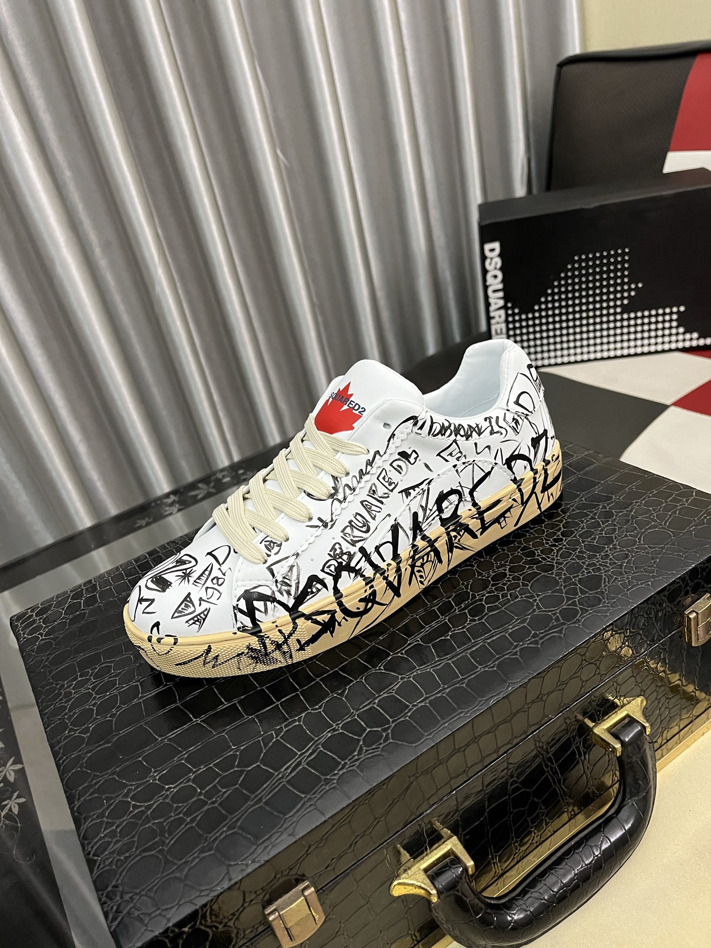 NO:711711,[D2～] Men's casual shoes are on sale simultaneously in 2025z cabinets. Size: 38-44 # 1 color. The upper is made of multi-material spliced ​​genuine leather lining, which is comfortable and breathable. The original sole is comfortable and wear-resistant. The real thing is better when photographed in person.19860909【D2～】男士休闲鞋 2025z柜同步发售 码数:38-44 # 1个颜色鞋面选用多材质拼接真皮内里,舒适透气,鞋底原版舒适耐磨大底,实物拍摄实物更赞,,Men's shoes