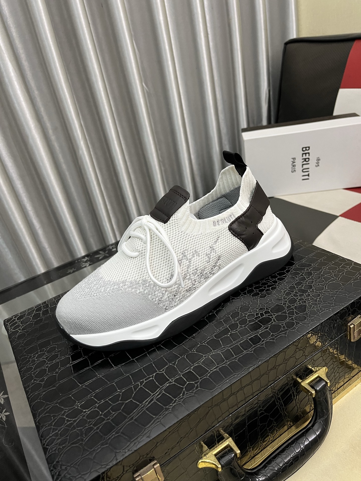 NO:711717,[Bruti~] Men's casual shoes are on sale simultaneously in 2025z cabinets. Sizes 38-46 # 1 color. The upper is made of multi-material spliced ​​mesh lining, which is comfortable and breathable. The original sole is comfortable and wear-resistant. The real thing is better when photographed in person.19860909【布鲁提～】男士休闲鞋 2025z柜同步发售 码数38-46 # 1个颜色鞋面选用多材质拼接网布内里,舒适透气,鞋底原版舒适耐磨大底,实物拍摄实物更赞,,Men's shoes