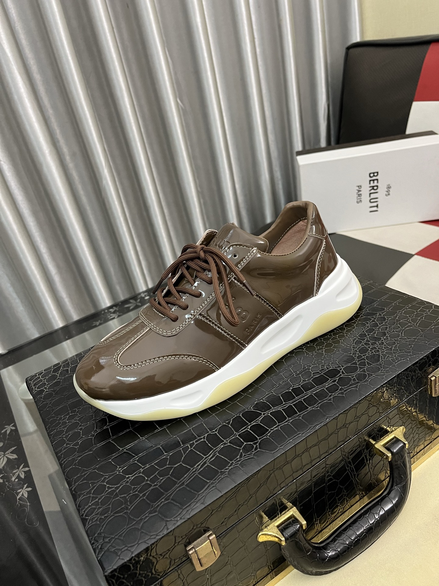 NO:711720,Berlui/Bruti Bruti hand-rubbed casual leather shoes, imported special cowhide surface rub effect, with genuine leather laser engraving pattern, showing luxurious craftsmanship, special mold rubber outsole for cowhide lining, exclusive laser brand on the upper, plain toe style design, simple and elegant, 1895 logo badge details on the tongue, Size 38-463 colors available,,cowhide19860909Berlui/布鲁缇布鲁提手工擦色休闲皮鞋,进口专用牛皮面擦色效果,配合真皮镭射雕刻图案 尽显奢华工艺 牛皮内里专用模具橡胶大底 鞋面雷射品牌专用 素面鞋头风格设计 简约不失气质 鞋舌1895logo徽章细节  Size38-463色可选,,cowhide,Men's shoes