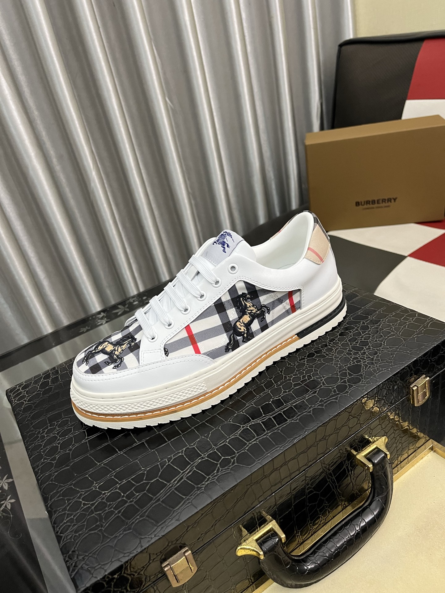 出厂价：280⌚️⌚️《 巴宝莉* 》  最新•爆款休闲鞋，顶端品牌[勾引]奢侈～代购，顶级～质量。[强]鞋面選用进口透气牛皮搭配布面材质➕透气羊皮垫脚（•）精细做工。原版个性时尚柔软橡膠耐磨大底，上脚轻巧舒适，码数: 38-443️⃣色可选