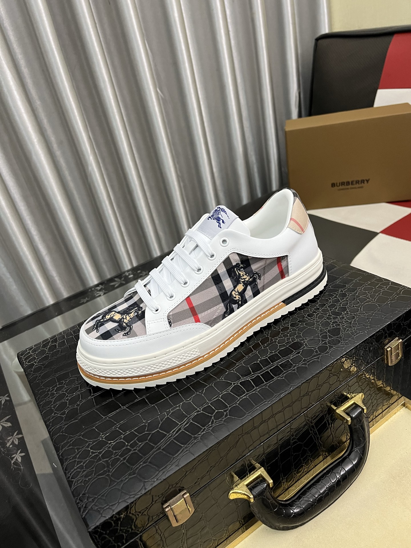 出厂价：280⌚️⌚️《 巴宝莉* 》  最新•爆款休闲鞋，顶端品牌[勾引]奢侈～代购，顶级～质量。[强]鞋面選用进口透气牛皮搭配布面材质➕透气羊皮垫脚（•）精细做工。原版个性时尚柔软橡膠耐磨大底，上脚轻巧舒适，码数: 38-443️⃣色可选