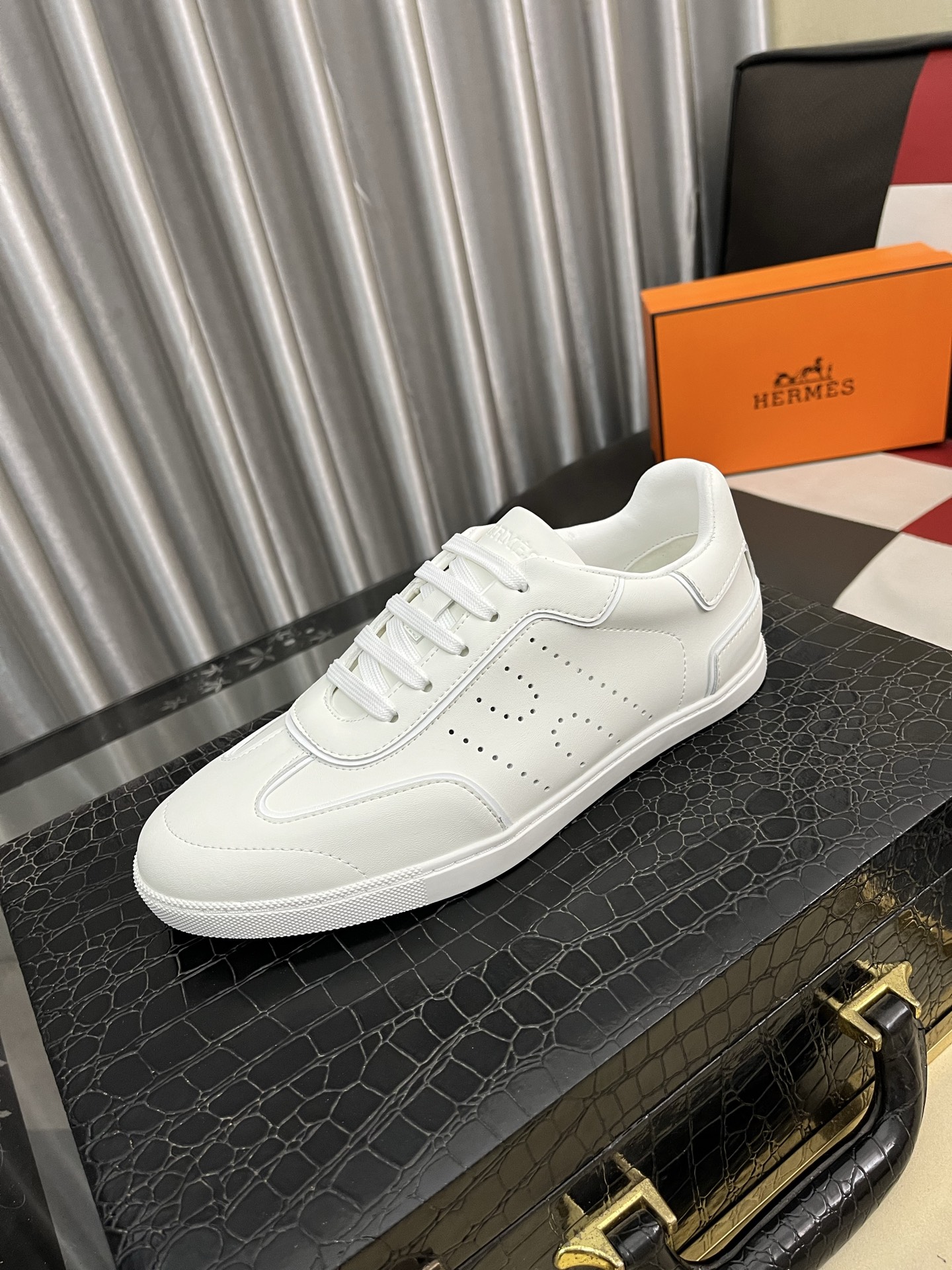 出厂价：300⌚️⌚️ H家爱马仕男士休闲运动鞋 麂皮山羊皮运动鞋装饰撞色图案和标志性“H”细节，配送专柜精美包装🛍📦
面料：牛皮
内里：混种羊里
大底：原版TPU
底厚：2CM
码数：38-44