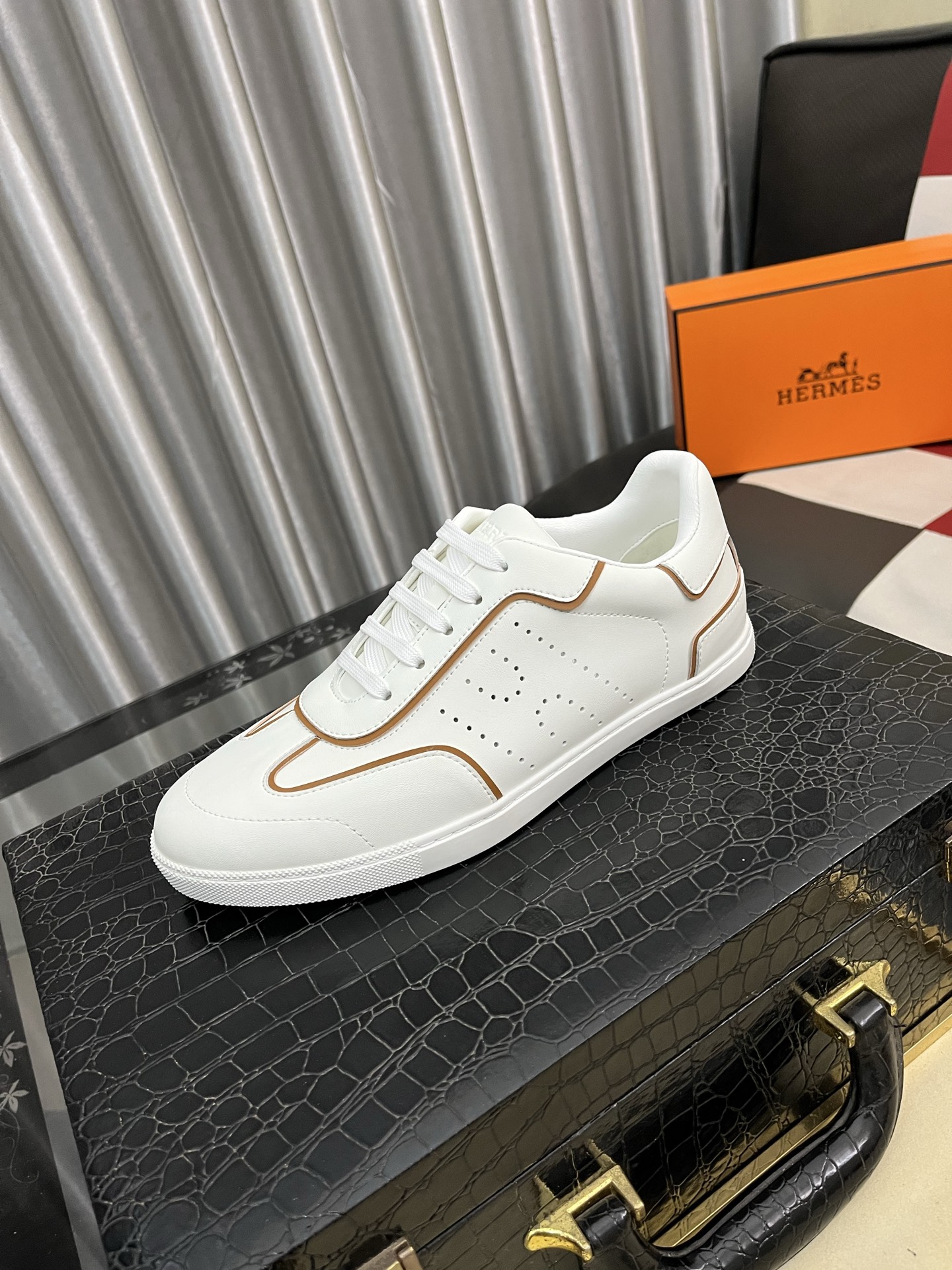 出厂价：300⌚️⌚️ H家爱马仕男士休闲运动鞋 麂皮山羊皮运动鞋装饰撞色图案和标志性“H”细节，配送专柜精美包装🛍📦
面料：牛皮
内里：混种羊里
大底：原版TPU
底厚：2CM
码数：38-44