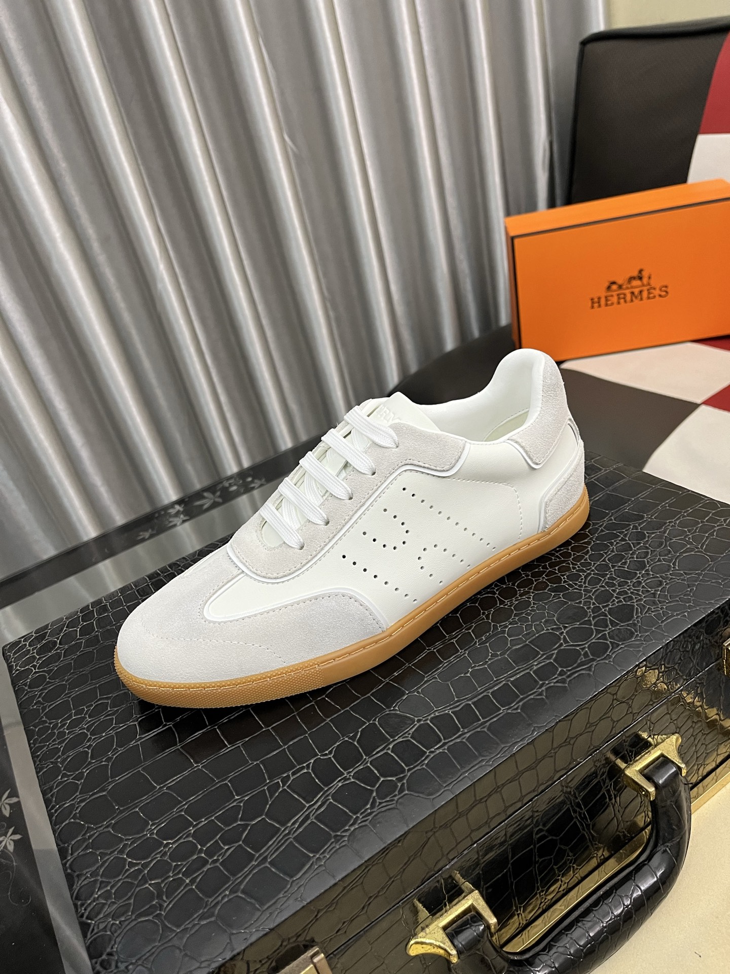 出厂价：300⌚️⌚️ H家爱马仕男士休闲运动鞋 麂皮山羊皮运动鞋装饰撞色图案和标志性“H”细节，配送专柜精美包装🛍📦
面料：牛皮
内里：混种羊里
大底：原版TPU
底厚：2CM
码数：38-44