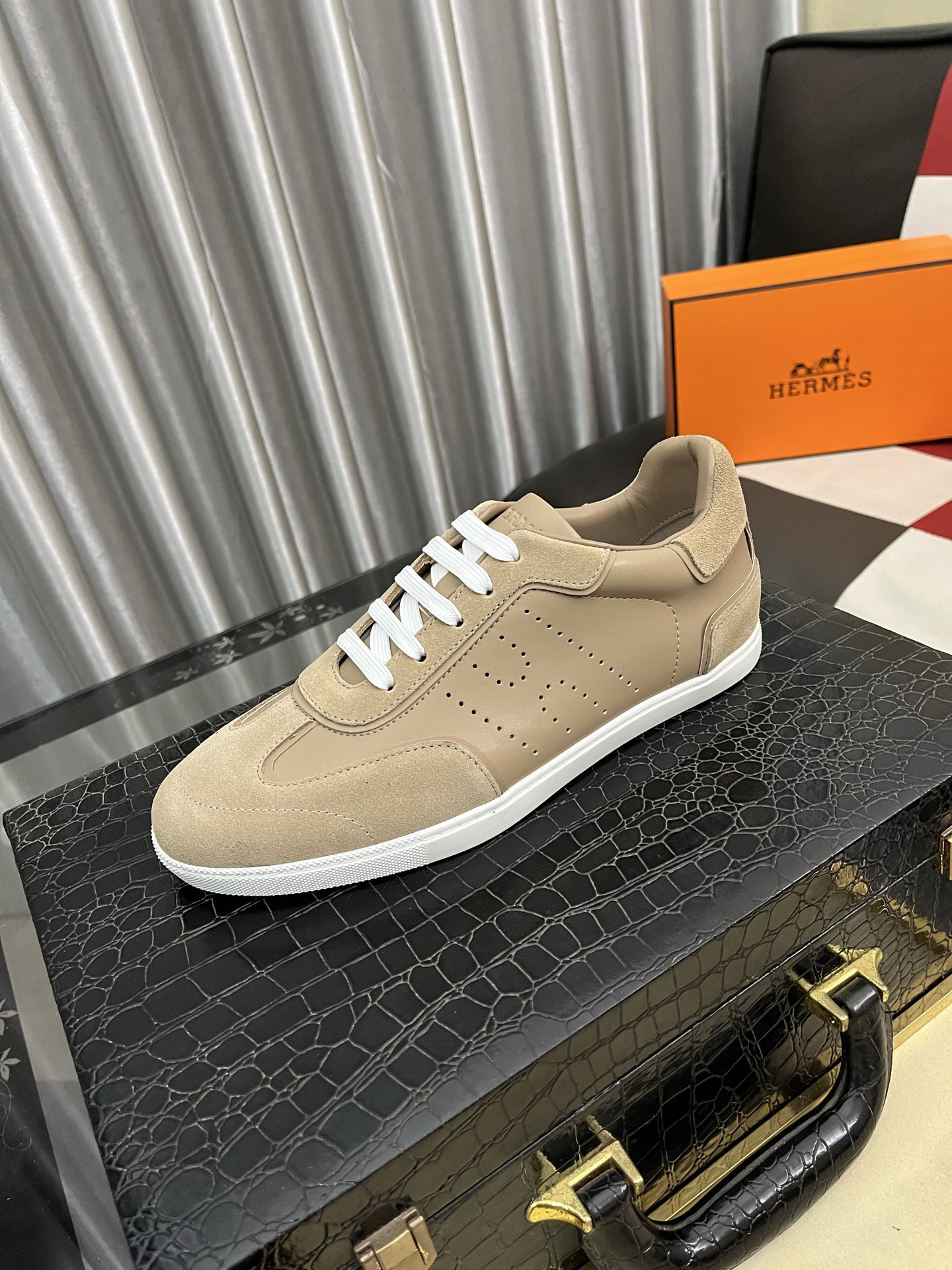 出厂价：300⌚️⌚️ H家爱马仕男士休闲运动鞋 麂皮山羊皮运动鞋装饰撞色图案和标志性“H”细节，配送专柜精美包装🛍📦
面料：牛皮
内里：混种羊里
大底：原版TPU
底厚：2CM
码数：38-44