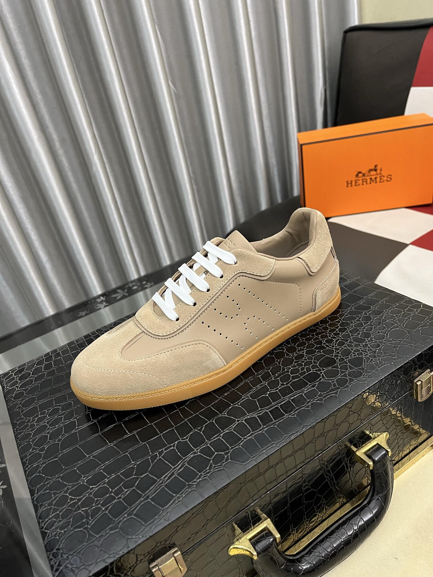 出厂价:300⌚️⌚️ H家爱马仕男士休闲运动鞋 麂皮山羊皮运动鞋装饰撞色图案和标志性“H”细节,配送专柜精美包装🛍📦
面料:牛皮
内里:混种羊里
大底:原版TPU
底厚:2CM
码数:38-44