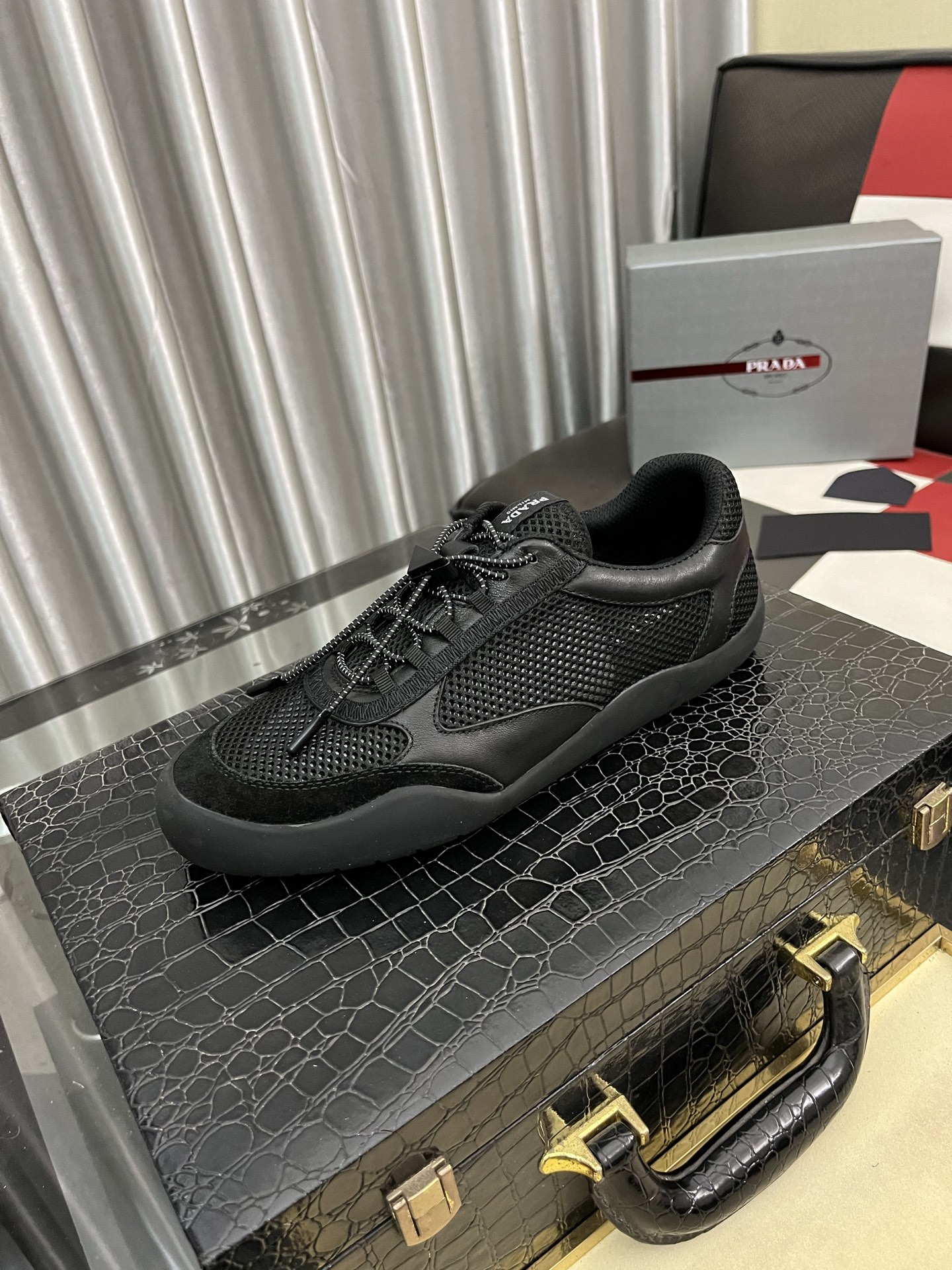 NO:745399,(Prada) The latest casual and fashionable men's shoes from the official website. The popular version is simple and elegant, exclusive for trendy men. The unique original decoration of the latest brand elements from the official website is fashionable and generous. The fabric is original first-layer cowhide and sheepskin lining. The official website specifies wear-resistant casual outsole. The classic model at the counter is shot in person and is available in 38-445 colors. Prada, cowhide, sheepskin19860909(普拉达)官网最新款休闲时尚男鞋,爆款版型简洁大气,潮男专属.独有的官网最新品牌元素元素原版装饰,时尚又大方,面料原版头层牛皮羊皮内里,官网指定耐磨休闲大底,专柜经典款实物拍摄38-445色可选,,prada,cowhide,sheepskin,Men's shoes