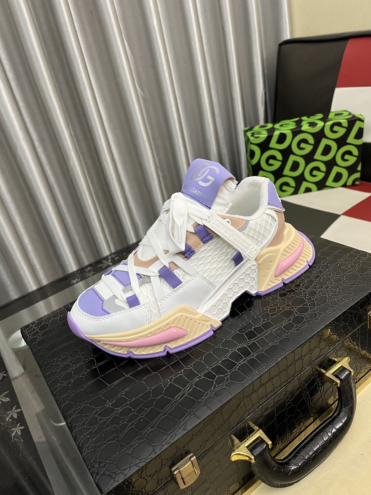 NO:744393,DG-Dolce & Gabbana)'s latest popular casual shoes, the tongue has the brand's iconic details, and the combination of silk cowhide and cow suede enhances the style. Fashionable and versatile, it can add luster to various looks. It creates a unique dynamic and modern exquisite design, showing a modern and elegant style. Size36-46,,Dolce&Gabbana,cowhide19860909DG-杜嘉班纳）最新爆款休闲鞋,鞋舌带有品牌标志性细节,丝绸牛皮与牛反绒相结合提升格调.时尚百搭,可为各式造型增光添彩.塑造独具动感活力与摩登气息的精致设计,尽显现代优雅格调. Size36-46,,Dolce&Gabbana,cowhide,Men's shoes