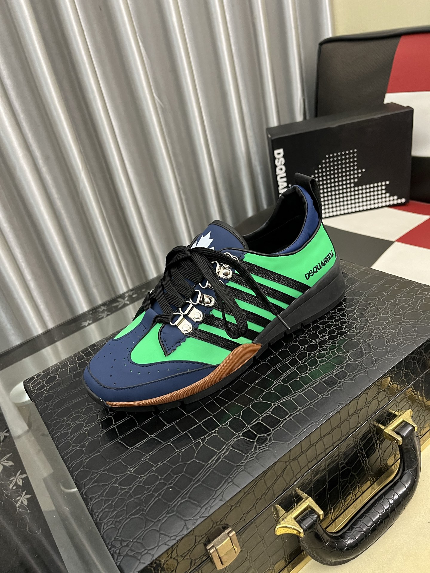 NO:744400,[D2~] Men's casual shoes are on sale simultaneously in 2025z cabinets. Size: 38-46 # 2 colors. The upper is made of multi-material splicing and genuine leather lining, which is comfortable and breathable. The original sole is comfortable and wear-resistant. The real thing is better when photographed in person.19860909【D2～】男士休闲鞋 2025z柜同步发售 码数:38-46 # 2个颜色鞋面选用多材质拼接真皮内里,舒适透气,鞋底原版舒适耐磨大底,实物拍摄实物更赞,,Men's shoes