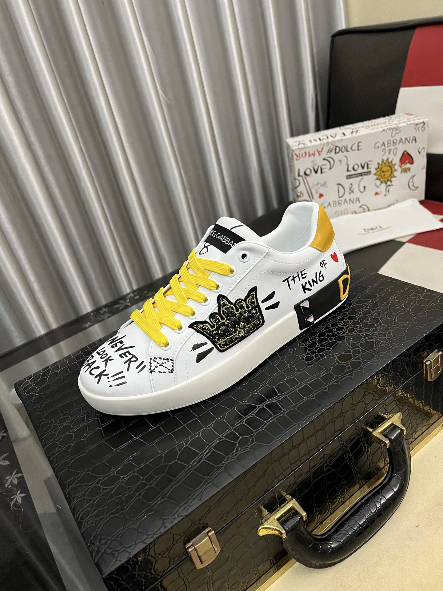 NO:744405,(DG) The latest sports and casual shoes are fashionable and versatile, and can add luster to various looks. The exquisite design is uniquely dynamic and modern, showing a modern and elegant style. Size35-46,19860909（DG）最新运动休闲鞋时尚百搭,可为各式造型增光添彩.塑造独具动感活力与摩登气息的精致设计,尽显现代优雅格调. Size35-46,,Men's shoes