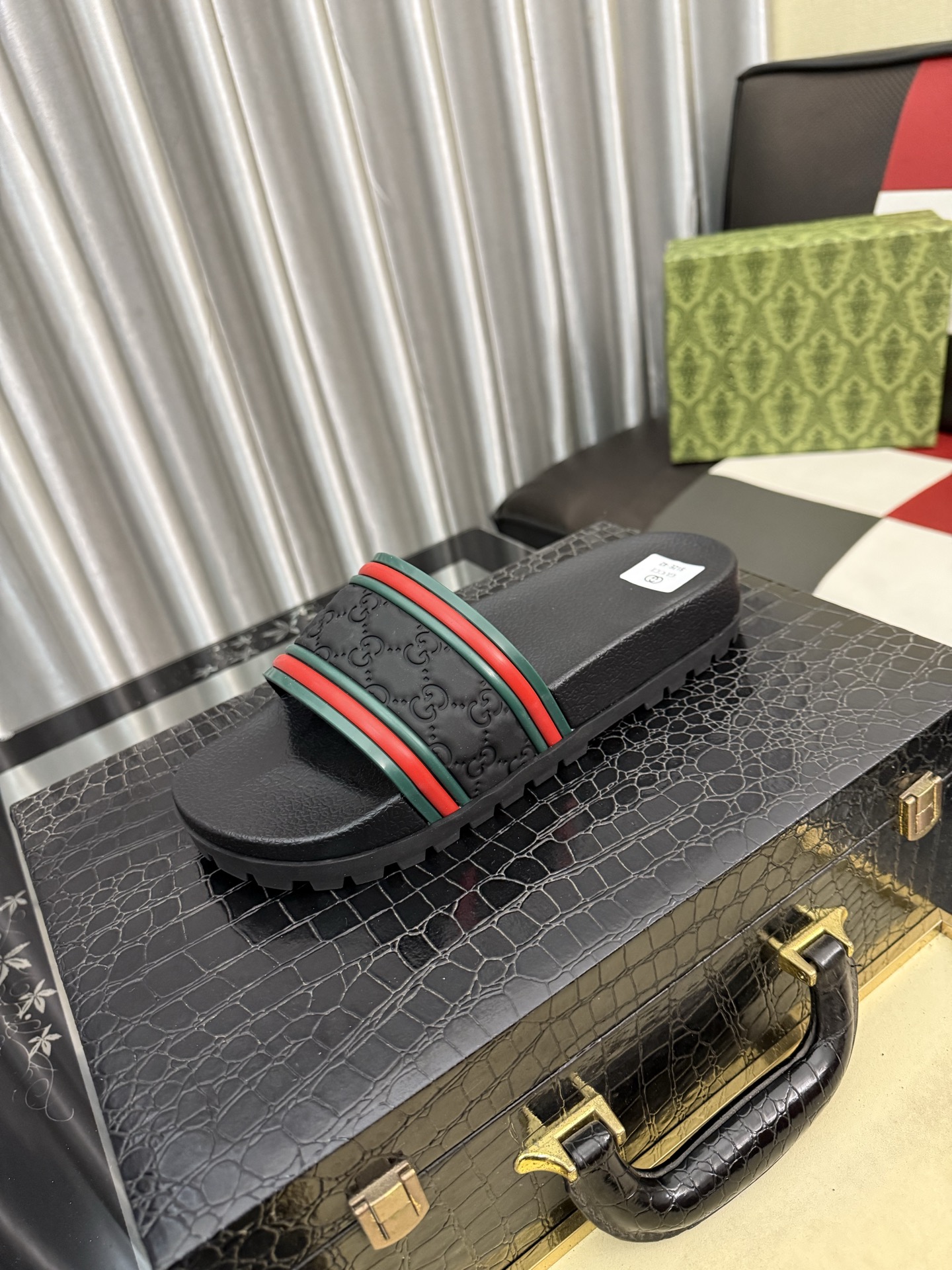 NO:745128,The latest Gucci slippers, Gucci Gucci, original 1.1 customized, cowhide embossed upper, super quality, classic counter style, original special material. Size 38-45,, gucci, gucci, slippers, cowhide19860909最新款古奇拖鞋,Gucci古驰,原版1.1订做,牛皮压花鞋面,超美品质,专柜经典款,原版特殊材料.码数38-45码,,gucci,gucci,slippers,cowhide,Men's shoes