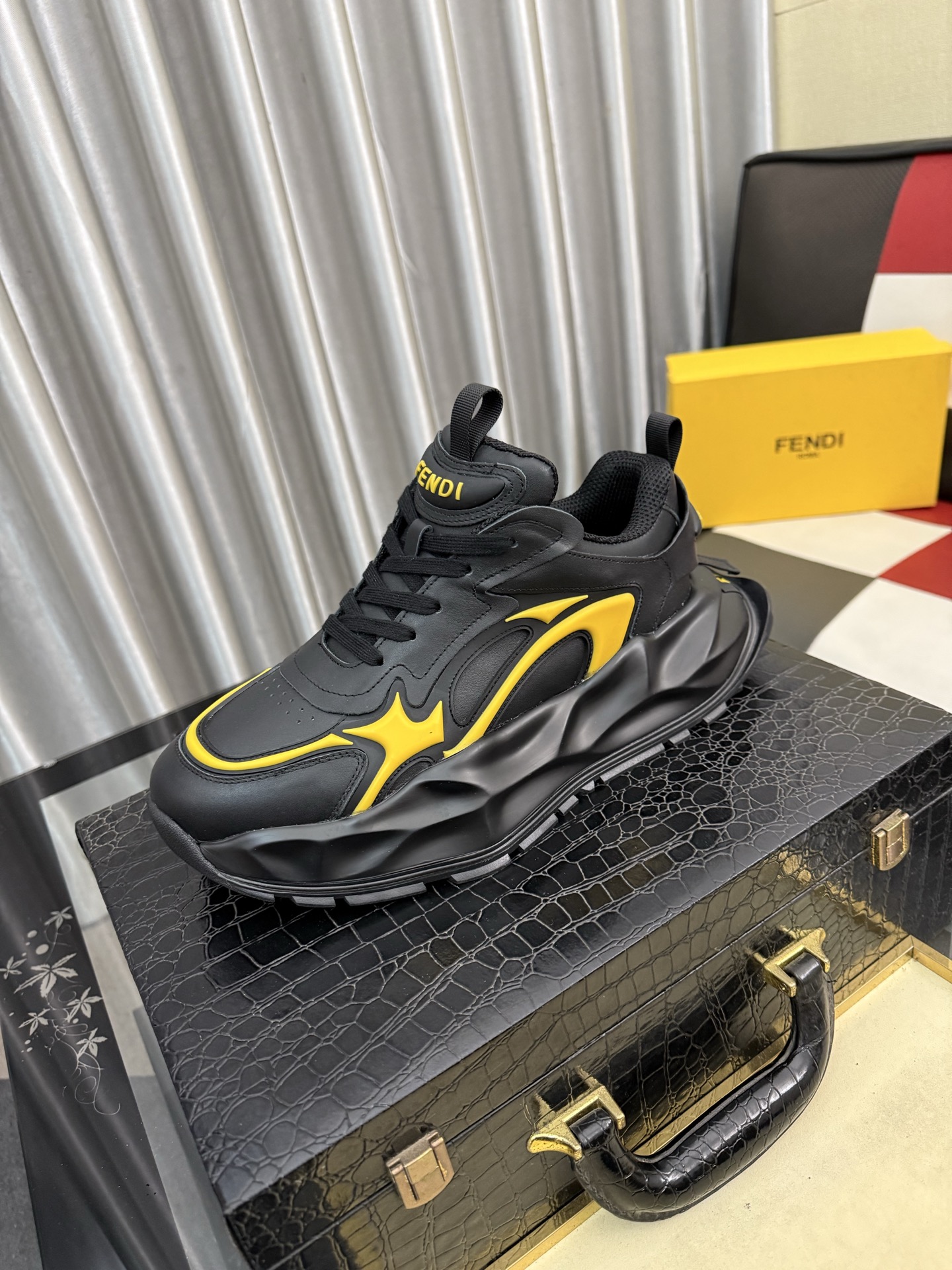 NO:745407,[FENDI] Fendi high-tops are classic and comfortable for men. This complex sneaker is made of soft calfskin leather lining and original ultra-light rubber material with a rough outsole. This unique and thin style is suitable for the casual and exquisite sensibility of this season. It is comfortable and natural on the feet. It is an everyday style for casual travel in autumn and winter!  38446 colors available,,fendi,fendi,sneakers,cowhide19860909【FENDI】芬迪高帮经典舒适男士,这款复杂的运动鞋是由柔软的小牛皮真皮内里原版超轻橡胶材质粗纹大底 这种独特的轻薄风格适合这个季节的随意而精致的感性,上脚舒适自然 秋冬休闲出行日常款！38446色可选,,fendi,fendi,sneakers,cowhide,Men's shoes