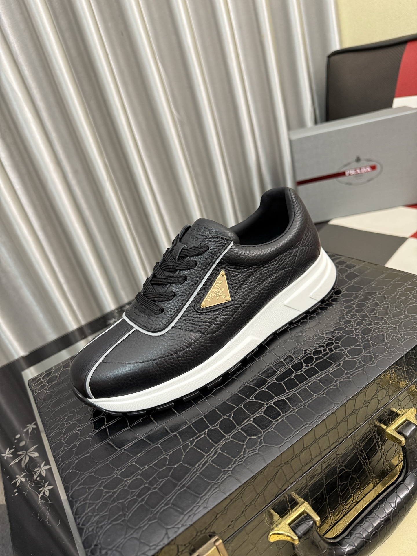 NO:745412,[PRADA] Prada - High-end quality original casual sports shoes - Uppers imported Nappa calfskin, pebbled calfskin, branded glued hollow mesh canvas, shoe body sewn with branded metal fasteners - Water-dyed cowhide lining - Ultra-light TPU foam rubber outsole; two-color molded outsole - Ultra-high quality control, fine workmanship, highlighting (high-end, luxury, grade) -Size  38-44,,prada,prada,sneakers,cowhide19860909【PRADA】普拉达 -高端品质 原单休闲运动鞋 -鞋面进口纳帕小牛皮、荔纹小牛皮、品牌滴胶镂空网帆布、鞋身车缝品牌金属扣件 -内里水染牛皮 -大底超轻TPU发泡·橡胶；双色成型大底 -超高品控·做工精细,凸显(高端·贵气·档次) -Size 38-44,,prada,prada,sneakers,cowhide,Men's shoes