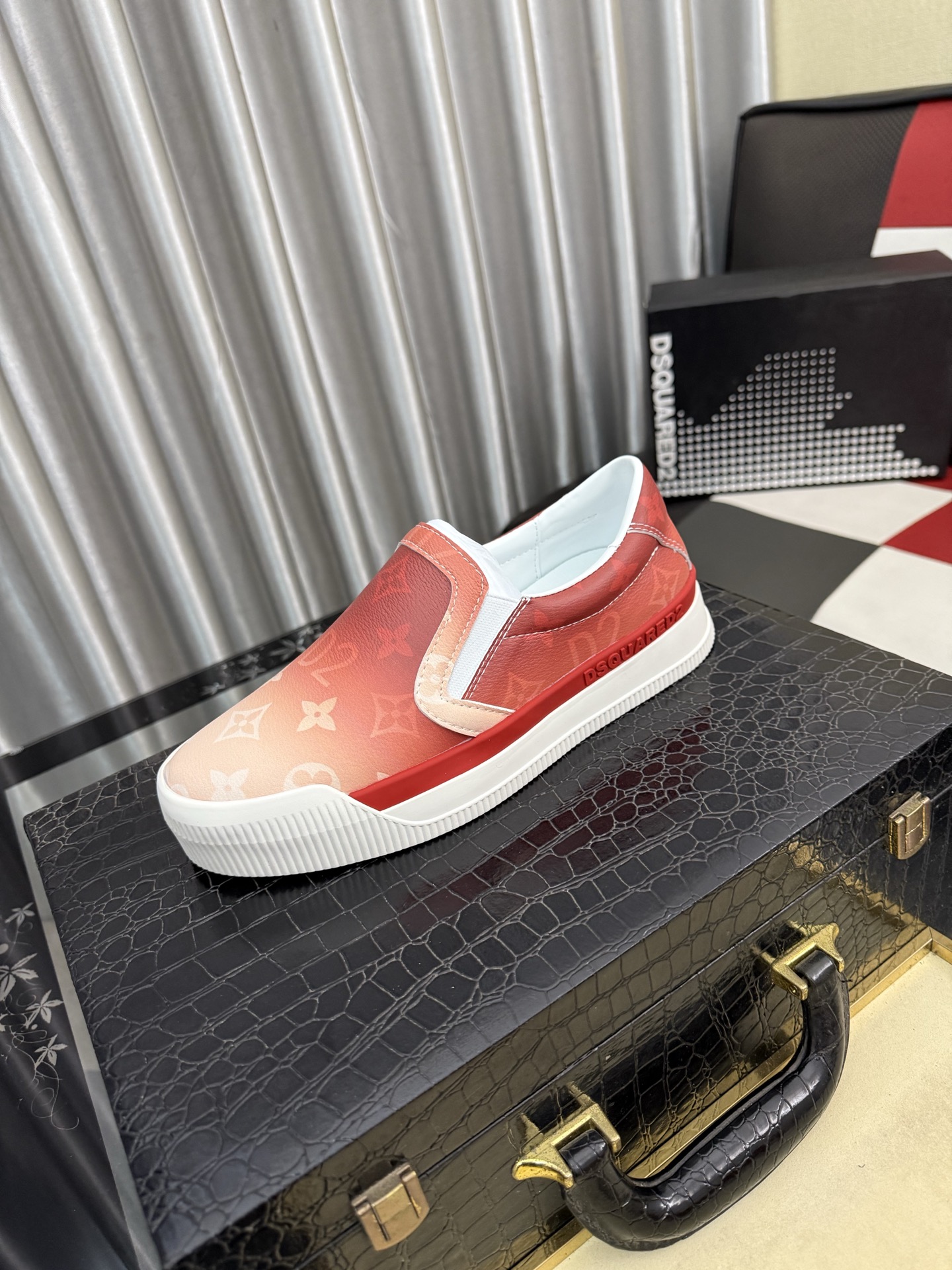 NO:745575,[D2～] Men's casual shoes are on sale simultaneously in 2025z cabinets. Size: 36-46#. The uppers in 5 colors are made of multi-material spliced ​​genuine leather lining, which is comfortable and breathable. The original soles are comfortable and wear-resistant. The real ones are better when photographed in person.19860909【D2～】男士休闲鞋 2025z柜同步发售 码数:36-46# 5个颜色鞋面选用多材质拼接真皮内里,舒适透气,鞋底原版舒适耐磨大底,实物拍摄实物更赞,,Men's shoes