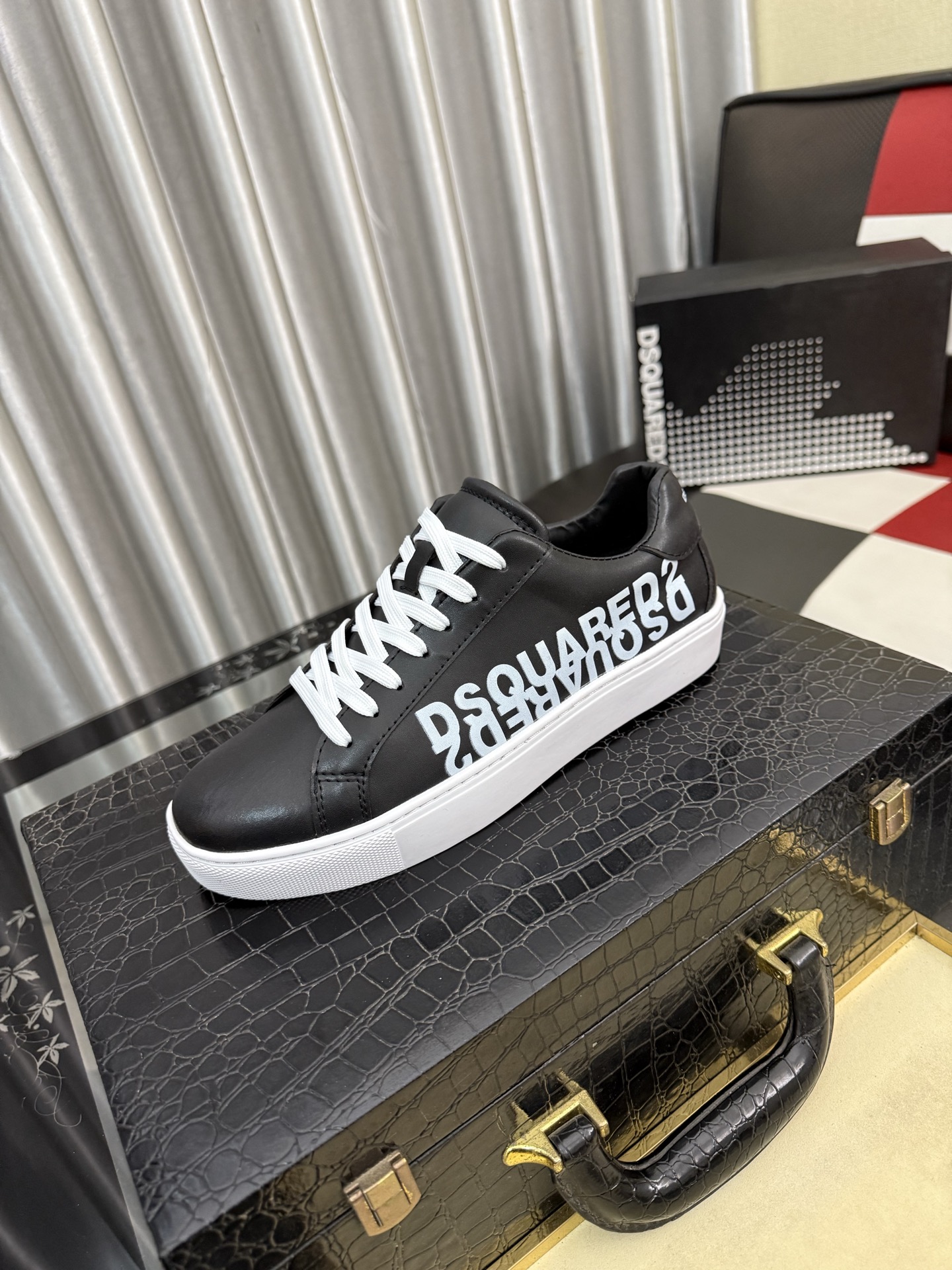 NO:745545,[D2~] Men's casual shoes are on sale simultaneously in 2025z cabinets. Size: 38-46# 1 color. The upper is made of multi-material spliced ​​genuine leather lining, which is comfortable and breathable. The original sole is comfortable and wear-resistant. The real thing is better when photographed in person.19860909【D2～】男士休闲鞋 2025z柜同步发售 码数:38-46# 1个颜色鞋面选用多材质拼接真皮内里,舒适透气,鞋底原版舒适耐磨大底,实物拍摄实物更赞,,Men's shoes