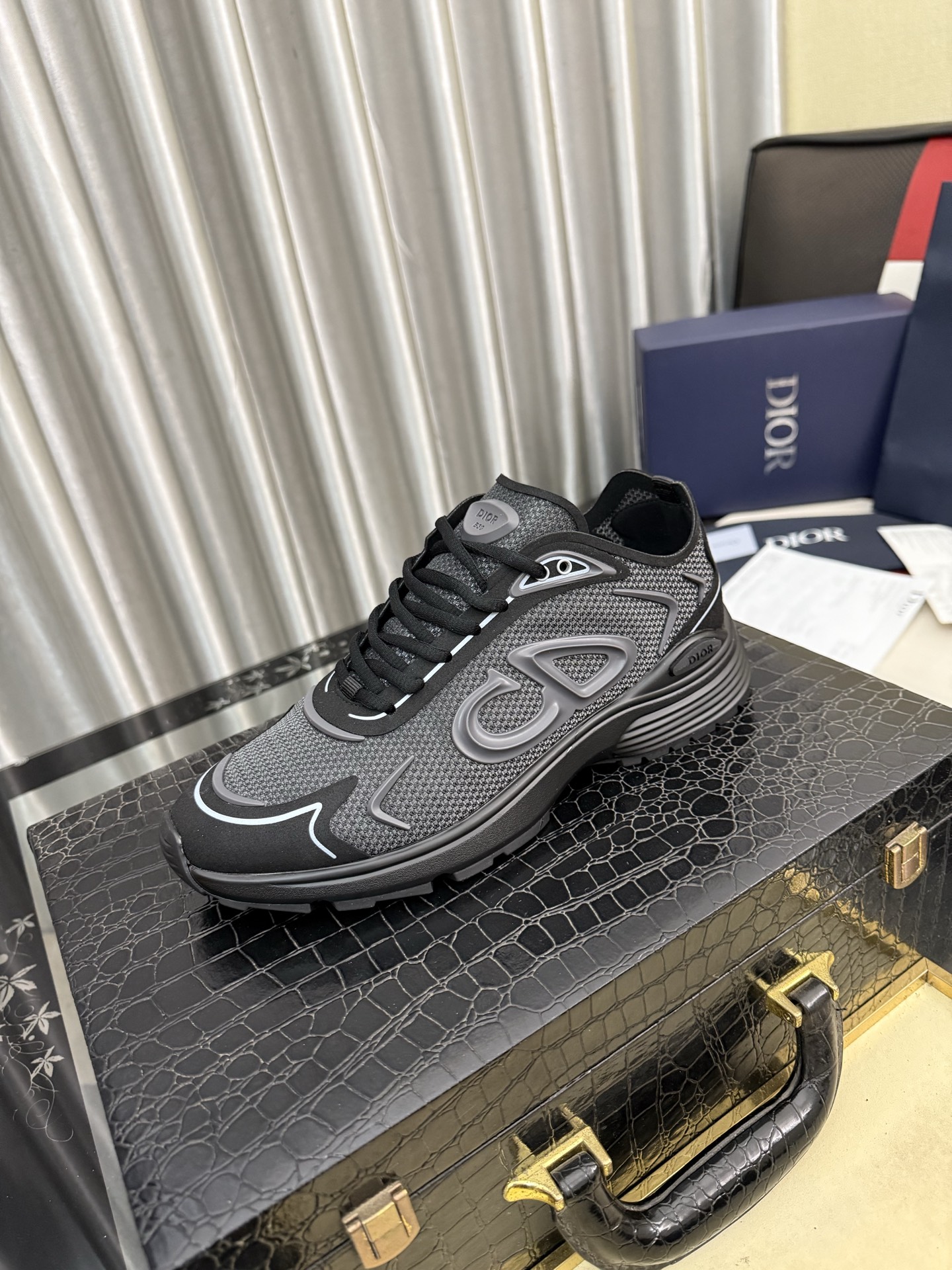 NO:745881,[Dior] Dior casual shoes are shipped. They are made of imported cowhide leather with brand material fonts. The heel is made of high-grade cowhide. Sheepskin lining makes it comfortable to wear. It is lightweight. Original last molding. Official website 11. Private mold outsole. Available colors from 39 to 455. Dior, dior, cowhide, sheepskin19860909【Dior】迪奥休闲鞋出货,采用进口牛皮压搭配品牌料字体,后跟牛皮显凸出高档,羊皮内裡,穿着舒适,轻便,原版楦头开模,官网11,私模大底,码数39一455色可选,,dior,dior,cowhide,sheepskin,Men's shoes