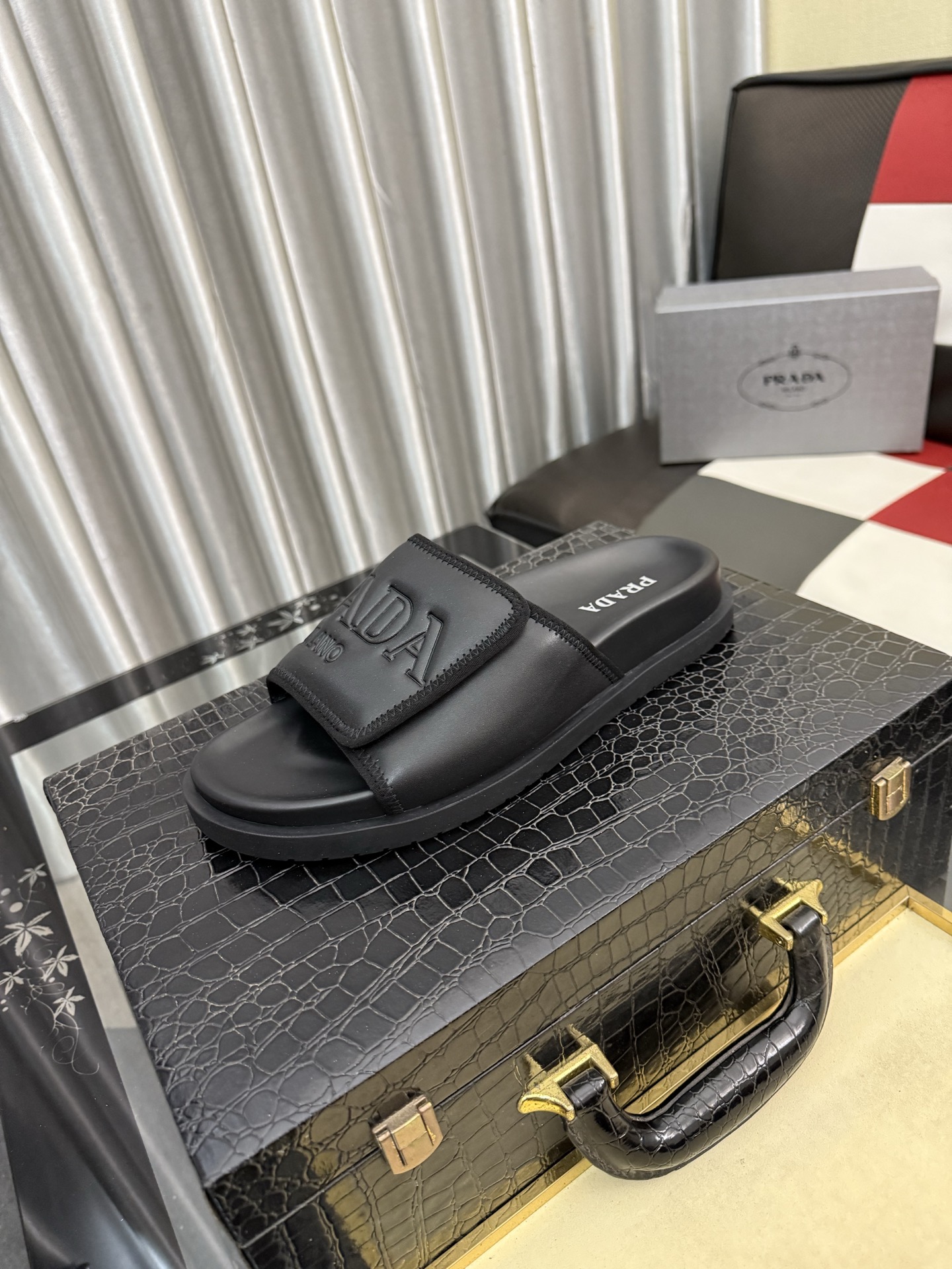 NO:756303,PRADA*——Prada slippers~purchase level, the latest model is on the official website, synchronized with Hong Kong counters, imported original sheepskin, sheep pattern lining, high-end and comfortable, original outsole is light and wear-resistant!  Purely handmade, details determine quality!  Size38-44《45 customization,,prada,prada,slippers,sheepskin19860909PRADA*——普拉达拖鞋~代购级别,官网最新款上市了,香港专柜同步,进口原版羊皮,羊纹内里 高档舒适,原版大底轻盈耐磨！纯手工制作,细节决定品质！ Size38-44《45定制,,prada,prada,slippers,sheepskin,Men's shoes