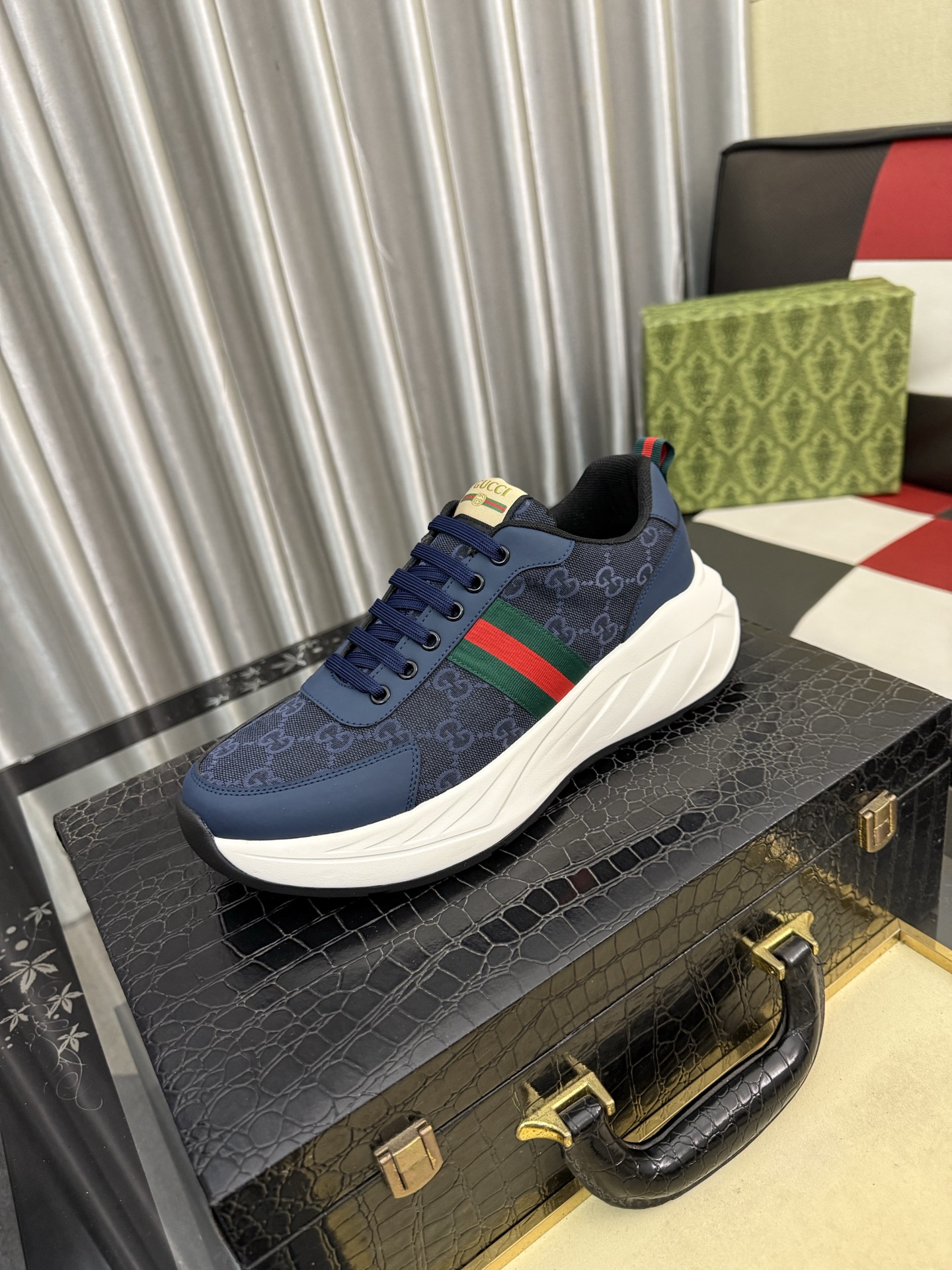 出厂价:295⌚️⌚️古奇休闲鞋(GUCCI )新款休闲鞋,官网1:1、鞋面古奇印花材质 透气舒适内里高品质 完美做工 透射出一种尊贵奢华,于古奇高端超凡工艺中升华其奢侈定义.码数;38-445️⃣色可选