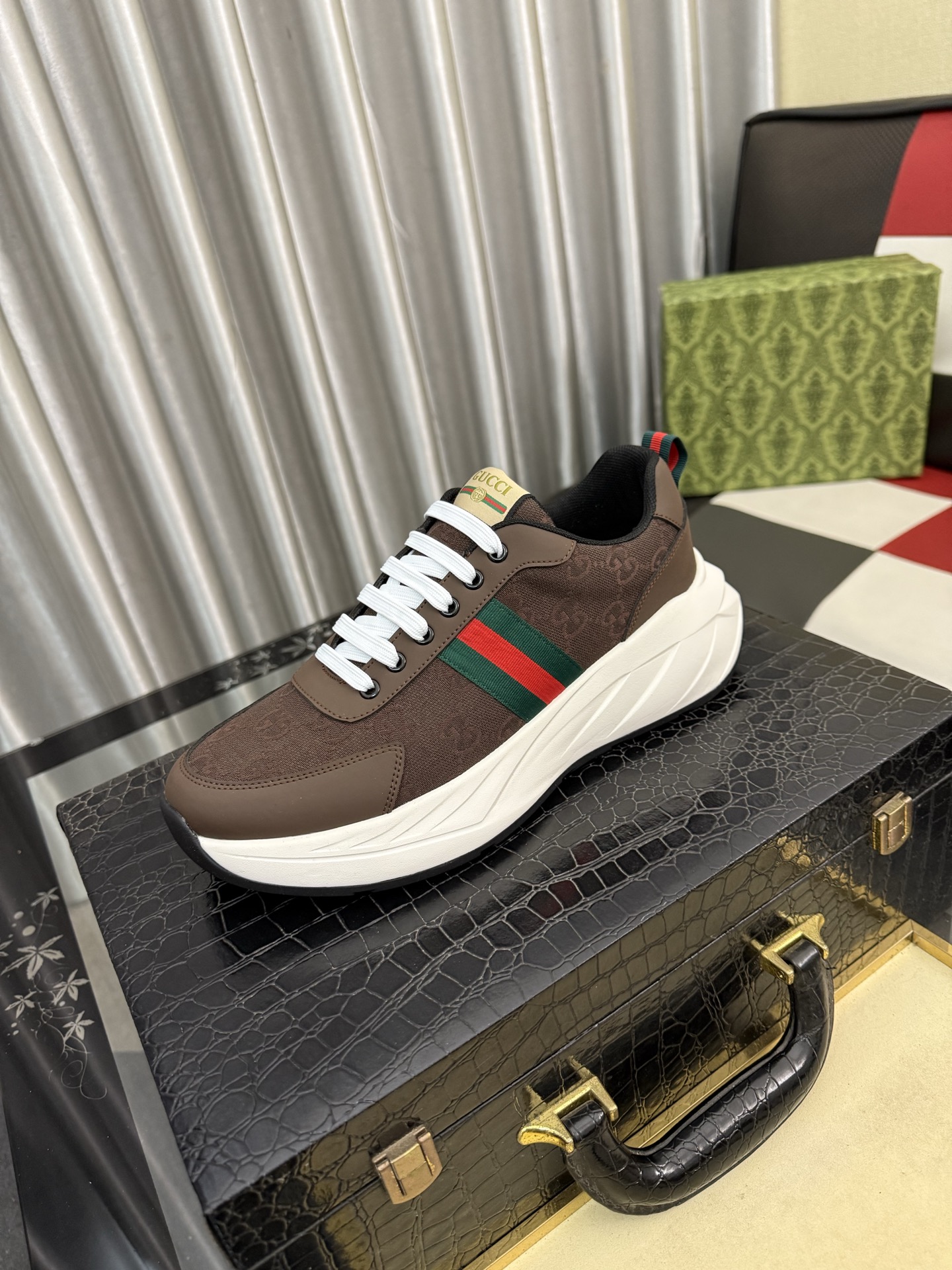出厂价:295⌚️⌚️古奇休闲鞋(GUCCI )新款休闲鞋,官网1:1、鞋面古奇印花材质 透气舒适内里高品质 完美做工 透射出一种尊贵奢华,于古奇高端超凡工艺中升华其奢侈定义.码数;38-445️⃣色可选