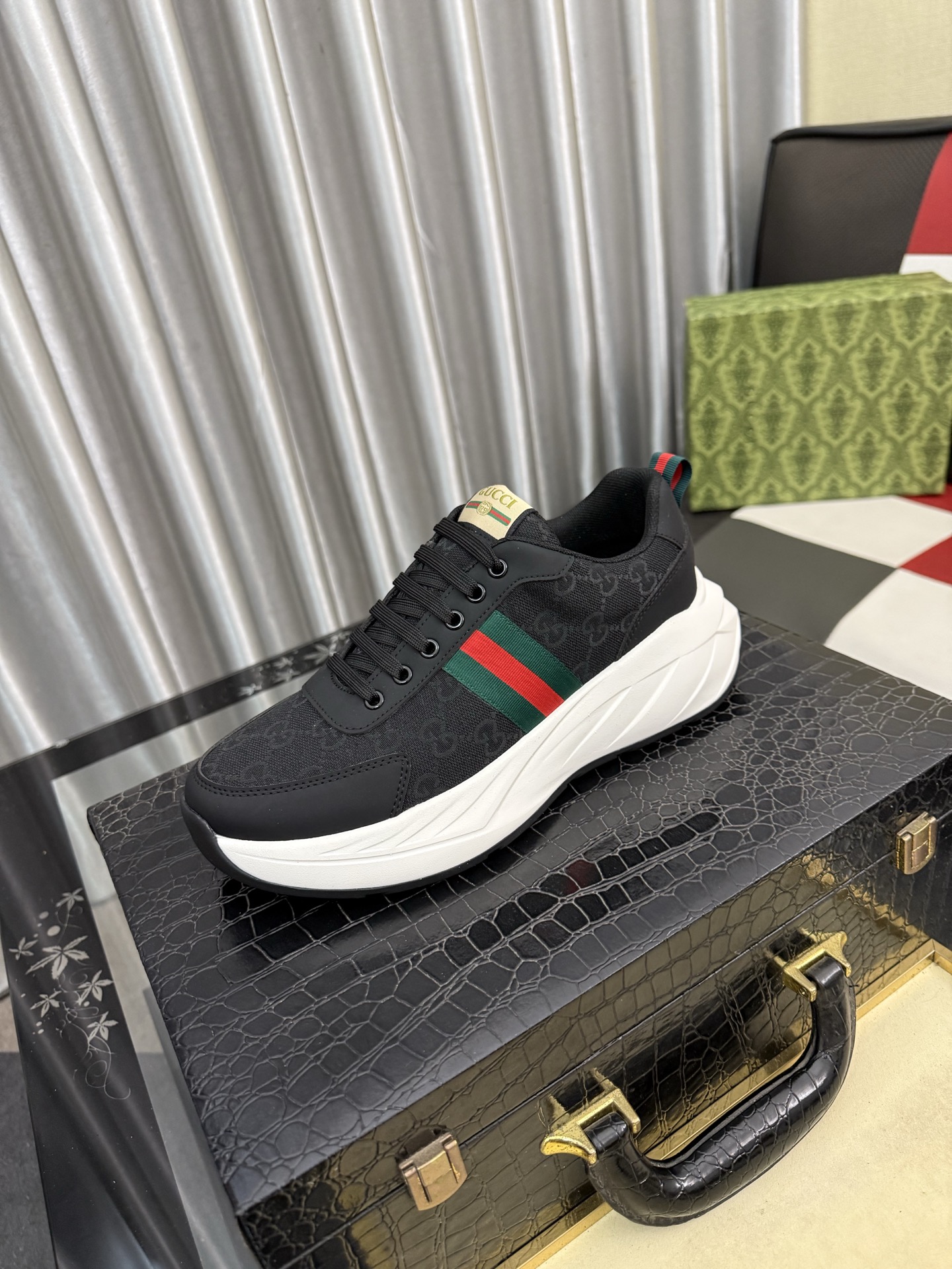 NO:778243,: Gucci casual shoes (GUCCI) new casual shoes, official website 1:1, upper Gucci printed material, breathable and comfortable, high quality interior, perfectly made to convey a kind of noble luxury, sublimating its definition of luxury in Gucci's high-end extraordinary craftsmanship. Size; 38-445 colors available,, gucci19860909:古奇休闲鞋（GUCCI）新款休闲鞋,官网1:1、鞋面古奇印花材质 透气舒适内里高品质 完美做透射出一种尊贵奢华,于古奇高端超凡工艺中升华其奢侈定义.码数；38-445色可选,,gucci,Men's shoes