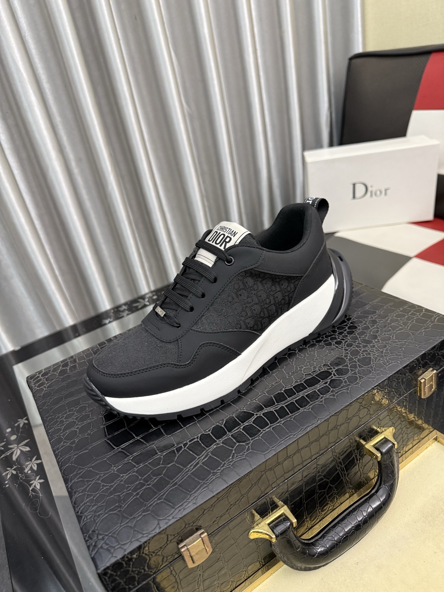 NO:778249,[Dior] Dior casual shoes are shipped, made of imported cowhide with brand material font, high-grade cowhide on the heel, sheepskin lining, comfortable to wear, lightweight, original last mold, official website 11, private mold outsole, size 38-443 colors available, dior, dior, cowhide, sheepskin19860909【Dior】迪奥休闲鞋出货,采用进口牛皮压搭配品牌料字体,后跟牛皮显凸出高档,羊皮内裡,穿着舒适,轻便,原版楦头开模,官网11,私模大底,码数38-443色可选,,dior,dior,cowhide,sheepskin,Men's shoes