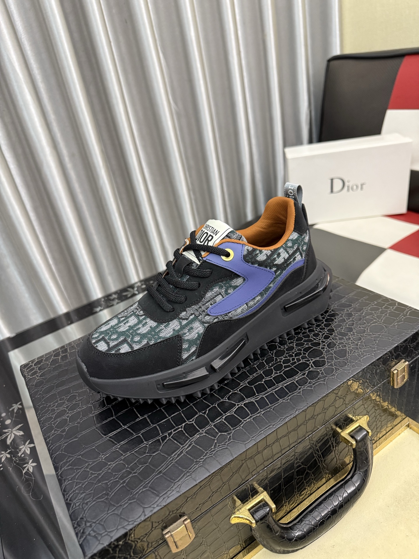 NO:778254,[Dior] Dior casual shoes are shipped, made of imported cowhide with brand material font, high-grade cowhide on the heel, sheepskin lining, comfortable to wear, lightweight, original last mold, official website 11, private mold outsole, size 38-444 colors available, dior, dior, cowhide, sheepskin19860909【Dior】迪奥休闲鞋出货,采用进口牛皮压搭配品牌料字体,后跟牛皮显凸出高档,羊皮内裡,穿着舒适,轻便,原版楦头开模,官网11,私模大底,码数38-444色可选,,dior,dior,cowhide,sheepskin,Men's shoes