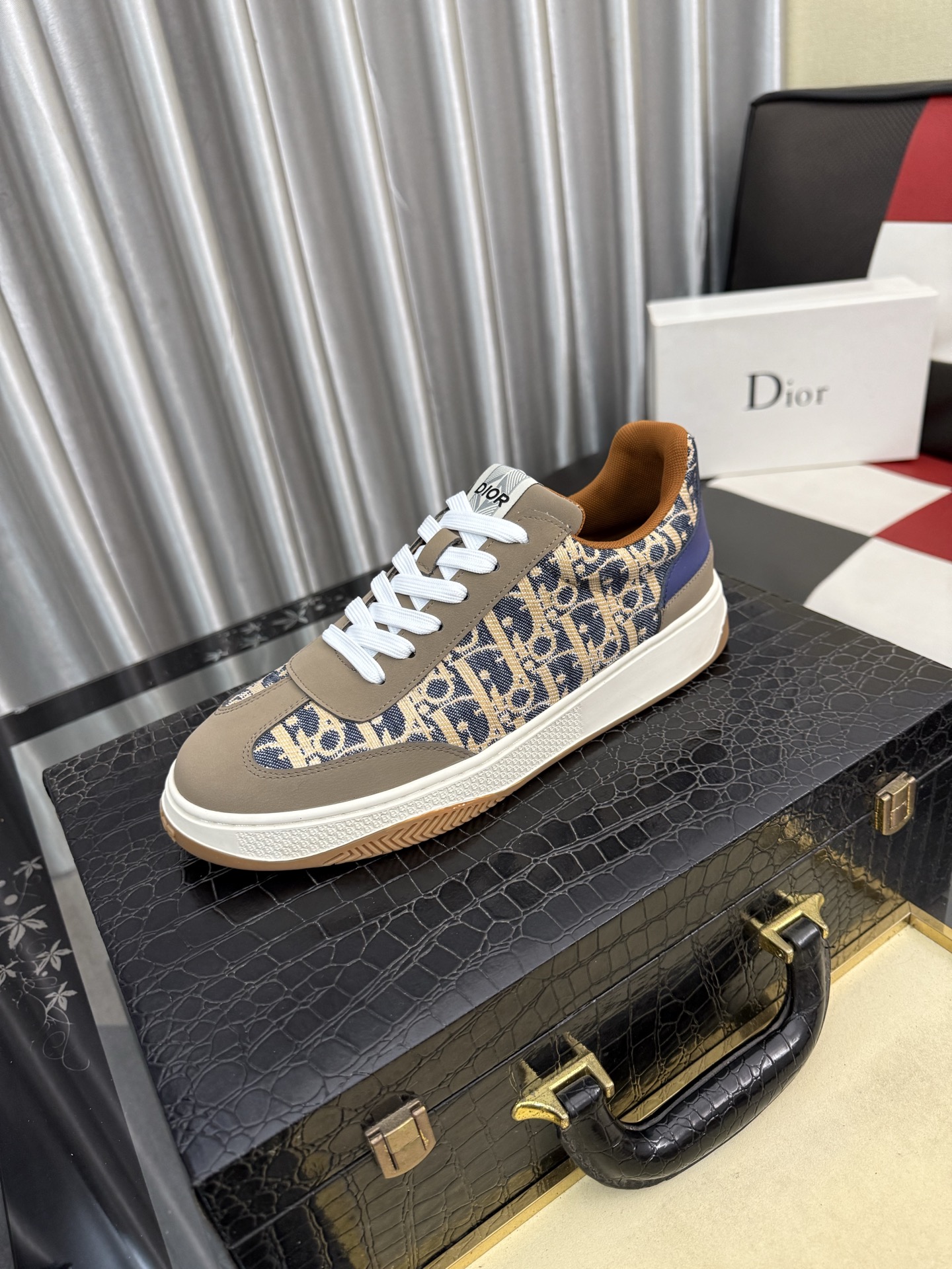 NO:778259,[Dior] Dior casual shoes are shipped, made of imported cowhide with brand material font, high-grade cowhide on the heel, sheepskin lining, comfortable to wear, lightweight, original last mold, official website 11, private mold outsole, code number 38-442 colors available, dior, dior, cowhide, sheepskin19860909【Dior】迪奥休闲鞋出货,采用进口牛皮压搭配品牌料字体,后跟牛皮显凸出高档,羊皮内裡,穿着舒适,轻便,原版楦头开模,官网11,私模大底,码数38-442色可选,,dior,dior,cowhide,sheepskin,Men's shoes